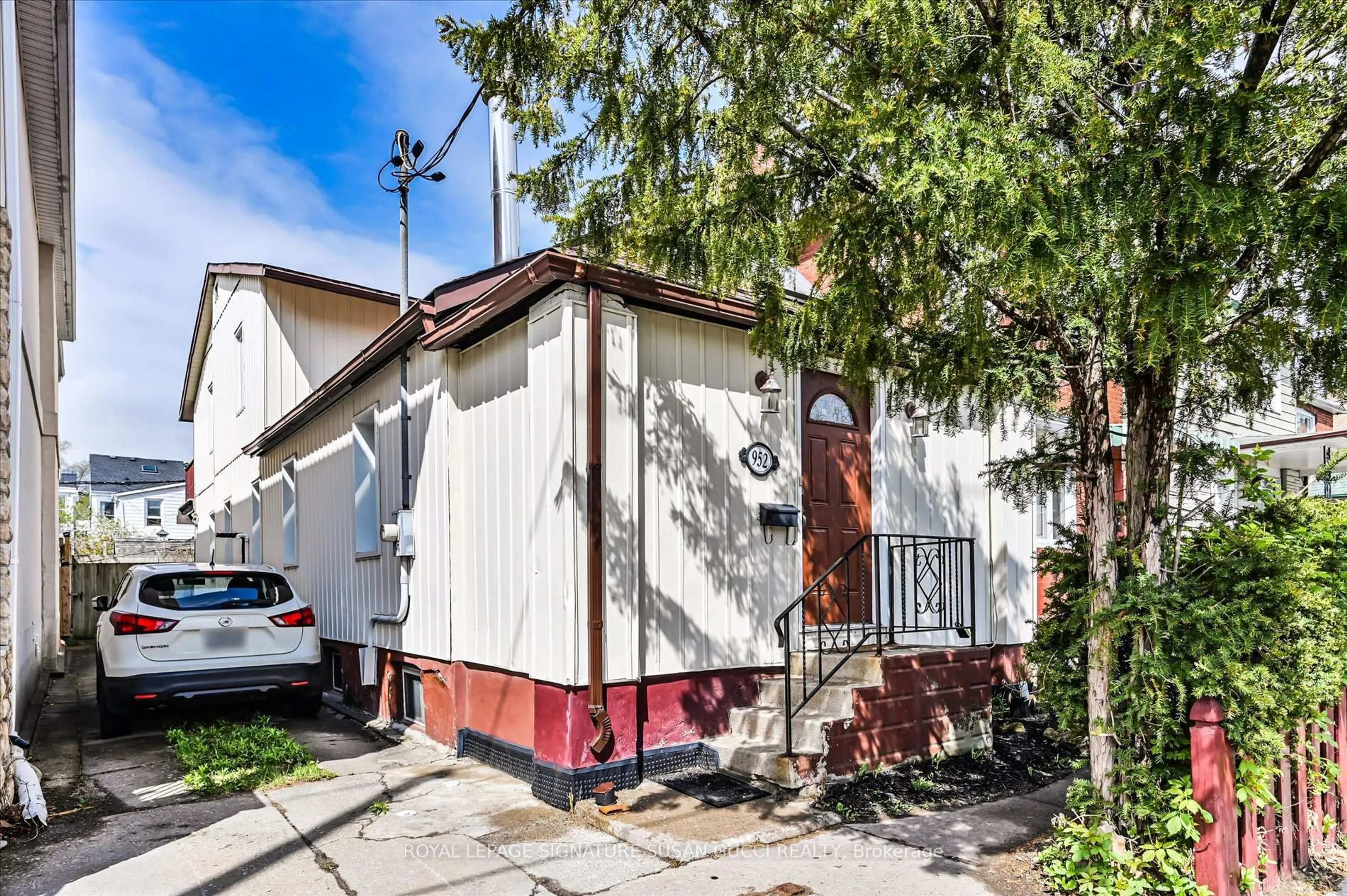 Unknown for 952 Greenwood Ave, Toronto Ontario M4J 4C3