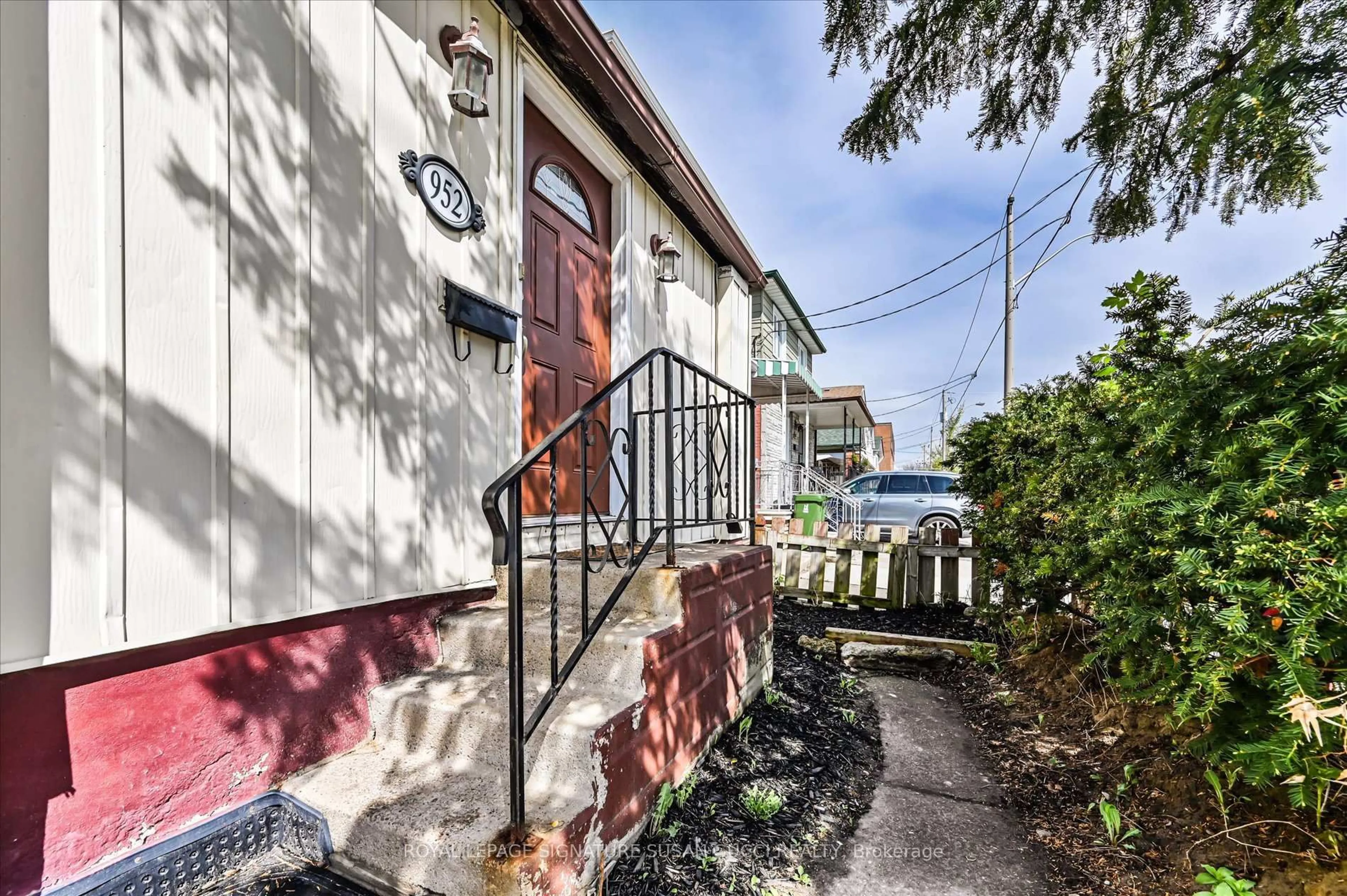 Unknown for 952 Greenwood Ave, Toronto Ontario M4J 4C3