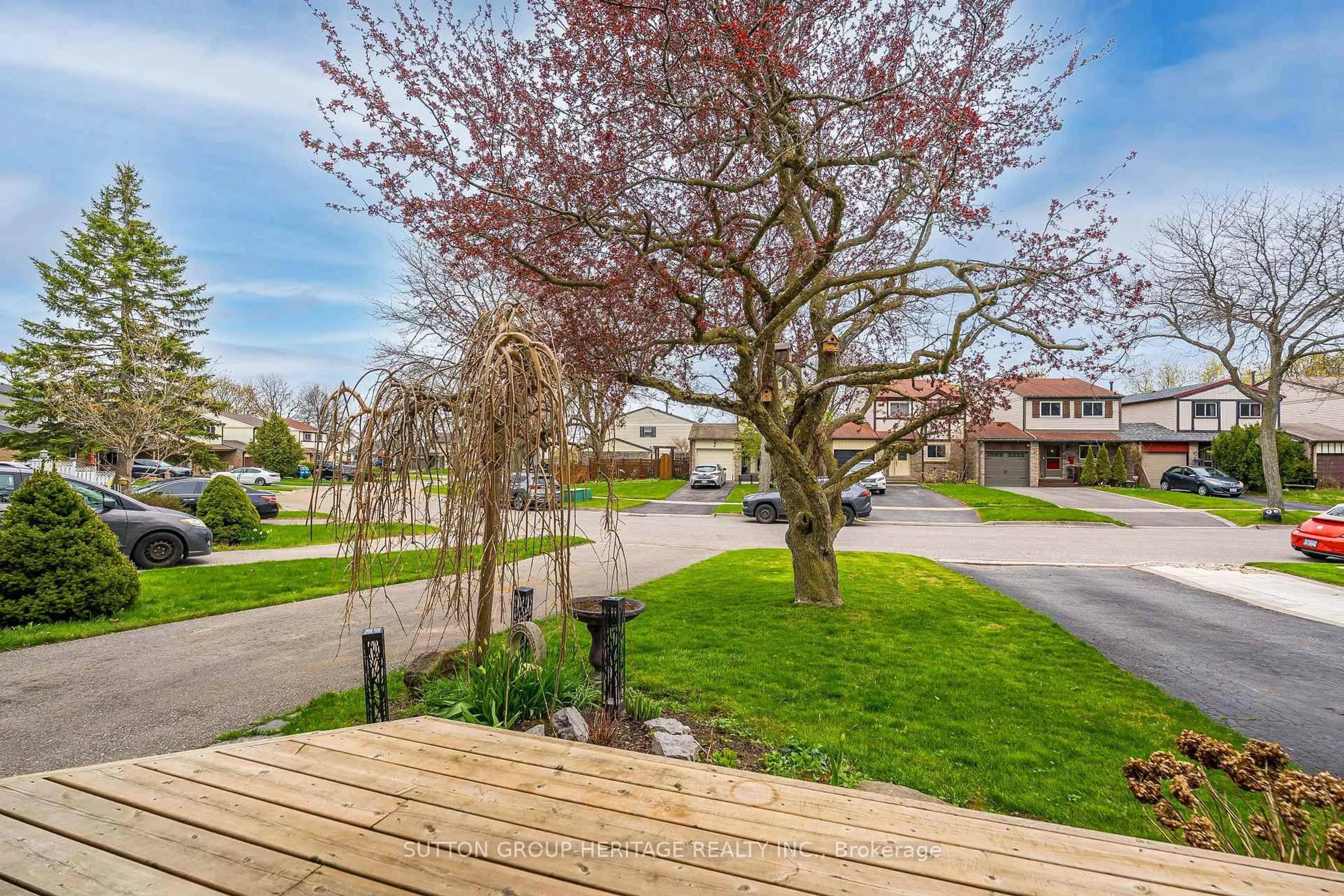 A pic from outside/outdoor area/front of a property/back of a property/a pic from drone, street for 44 Banner Cres, Ajax Ontario L1S 3S9