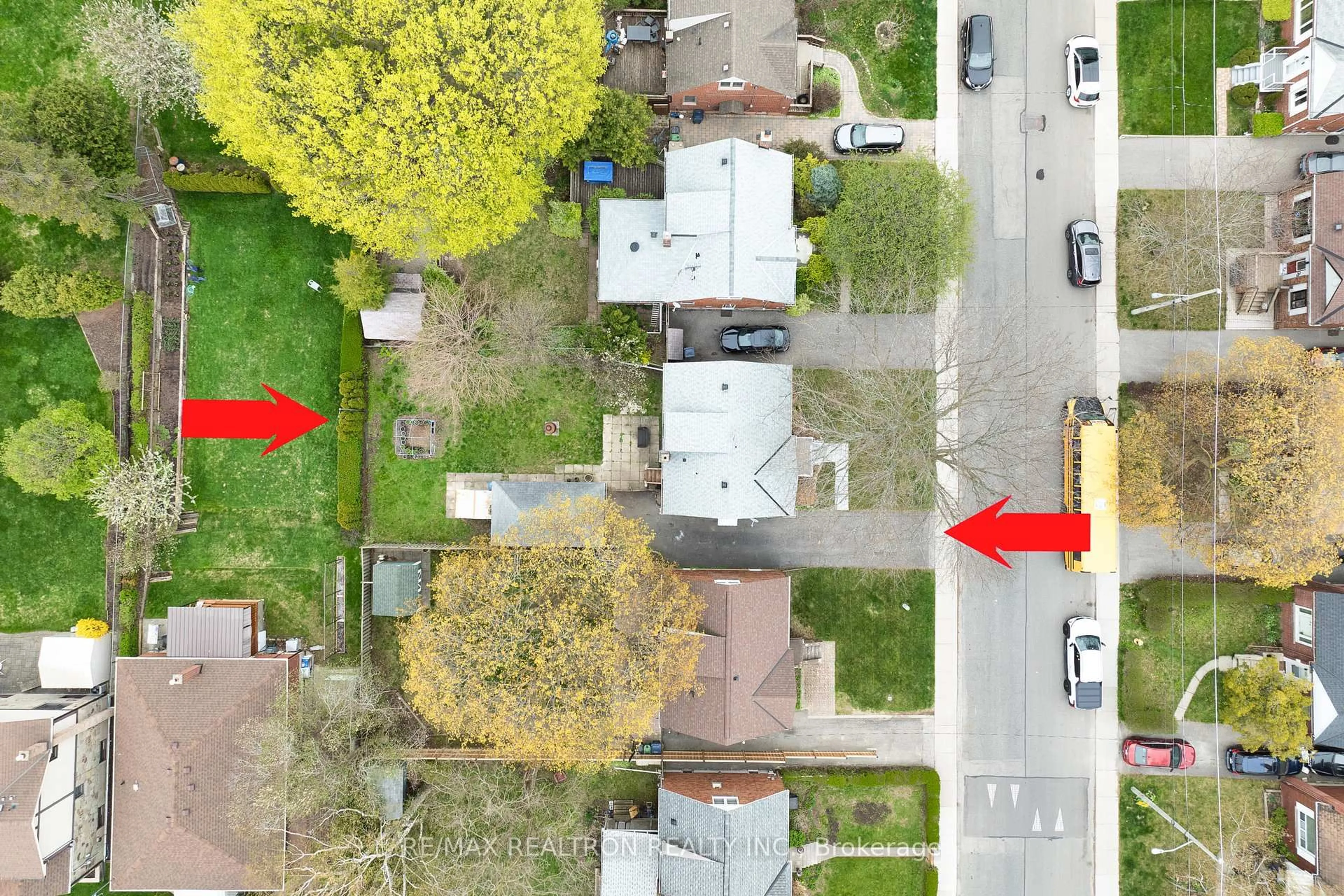 A pic from outside/outdoor area/front of a property/back of a property/a pic from drone, street for 16 Plaxton Dr, Toronto Ontario M4B 2P8