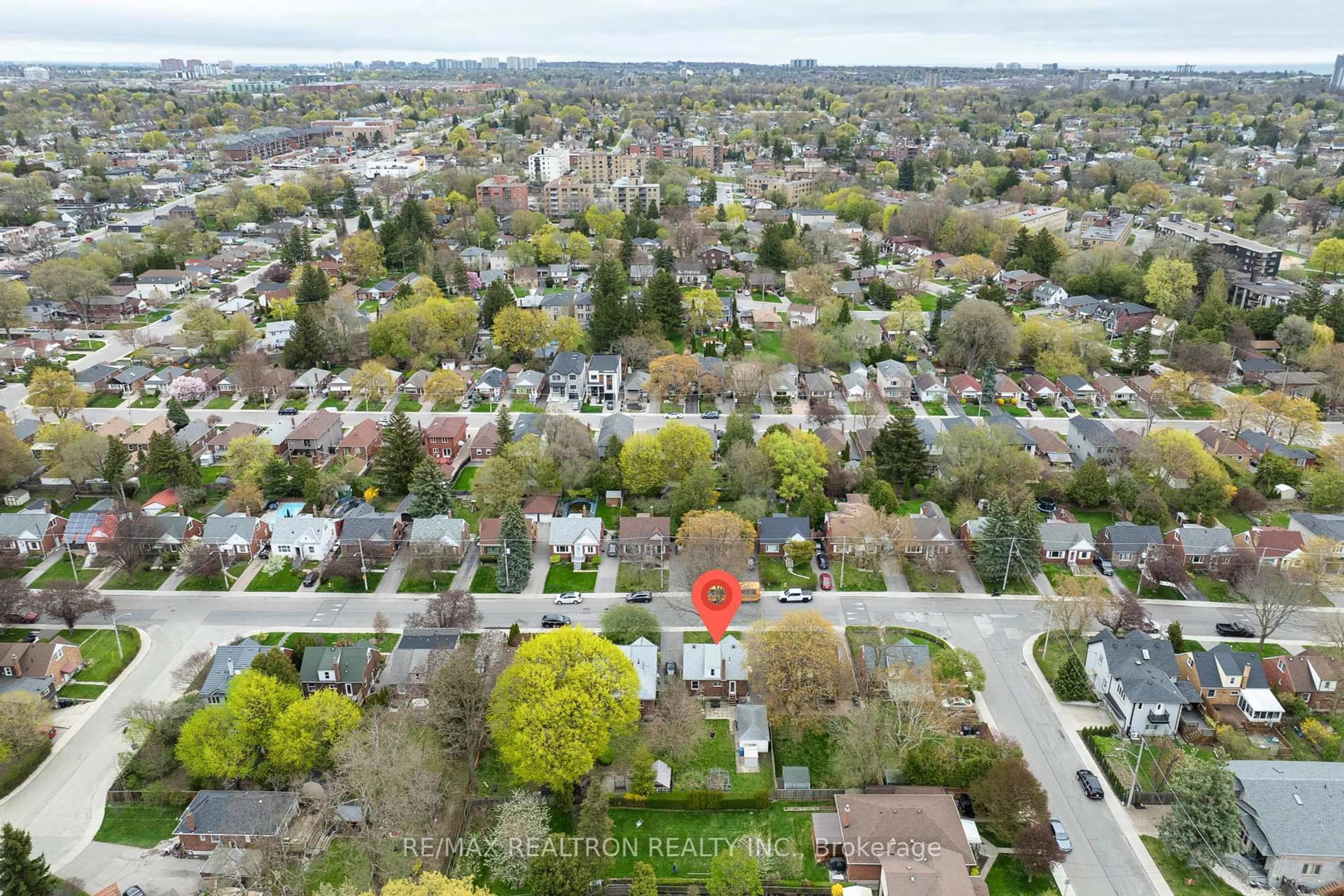 A pic from outside/outdoor area/front of a property/back of a property/a pic from drone, street for 16 Plaxton Dr, Toronto Ontario M4B 2P8