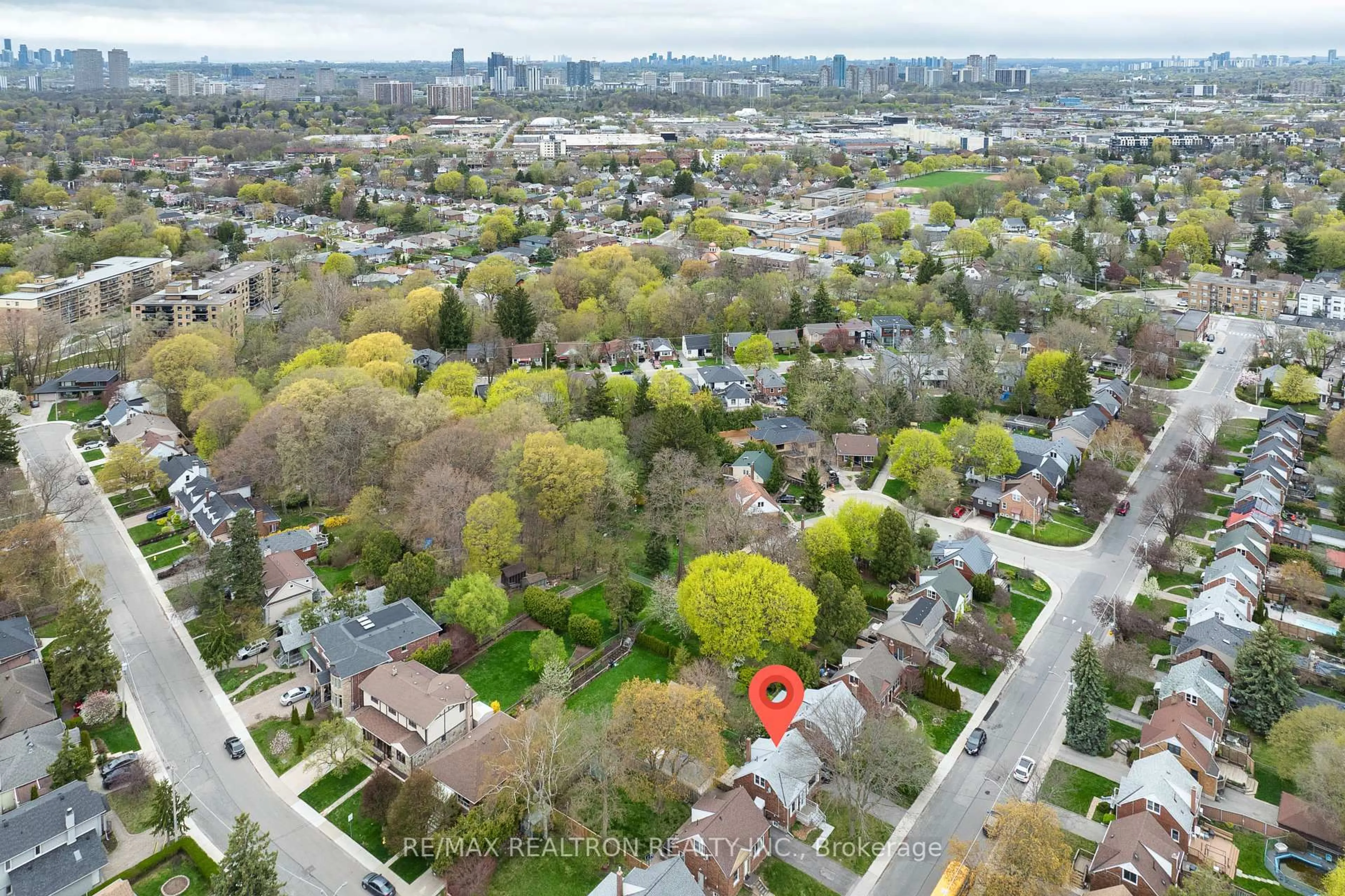 A pic from outside/outdoor area/front of a property/back of a property/a pic from drone, street for 16 Plaxton Dr, Toronto Ontario M4B 2P8