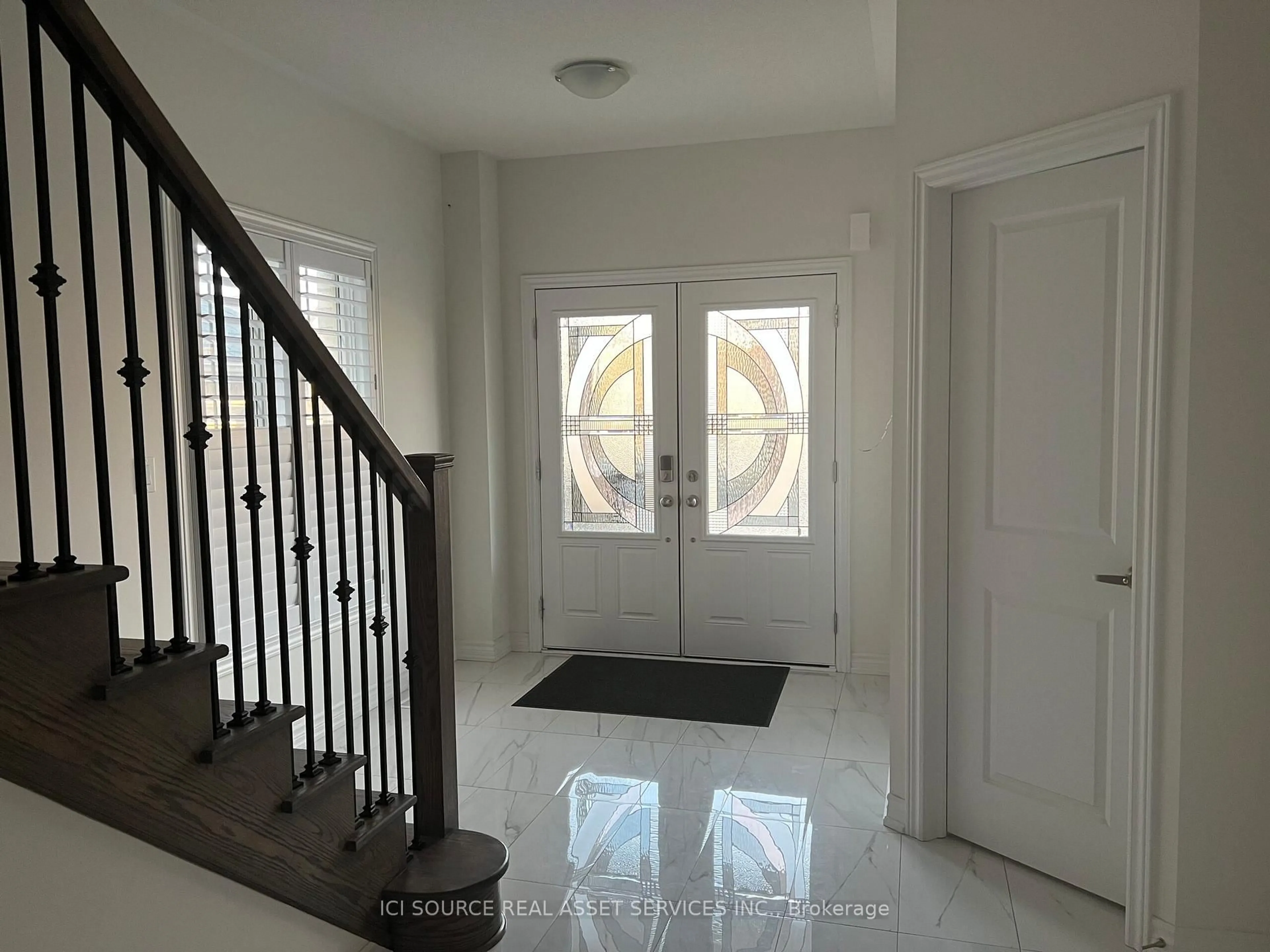 Indoor entryway for 1941 Don White Crt, Oshawa Ontario L1K 1A1