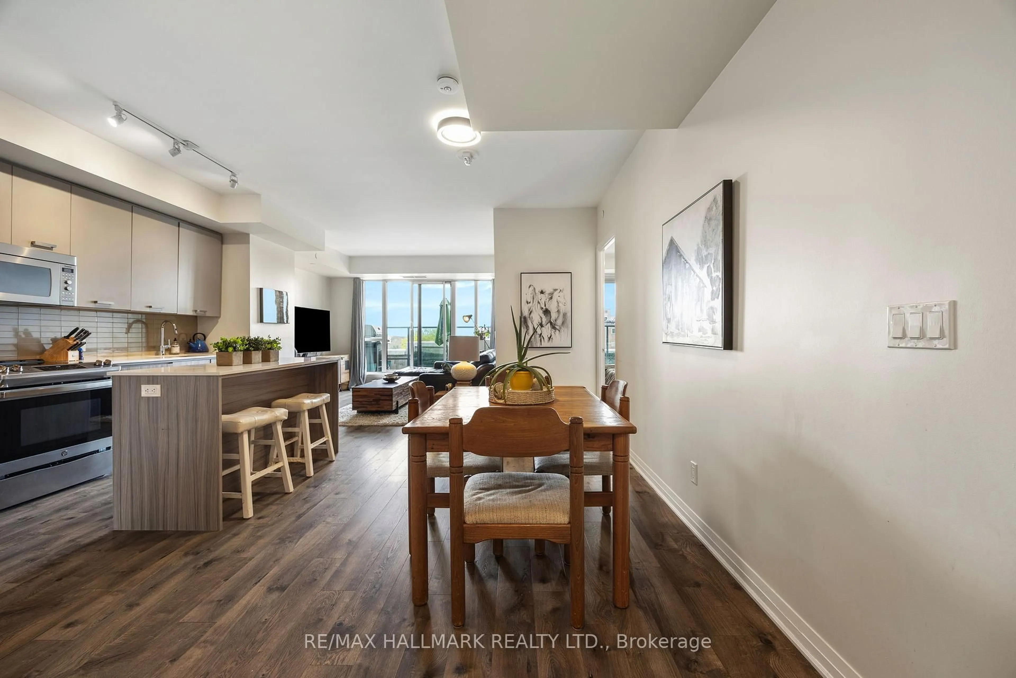 Open concept kitchen, wood/laminate floor for 1630 Queen St #507, Toronto Ontario M4L 0B3