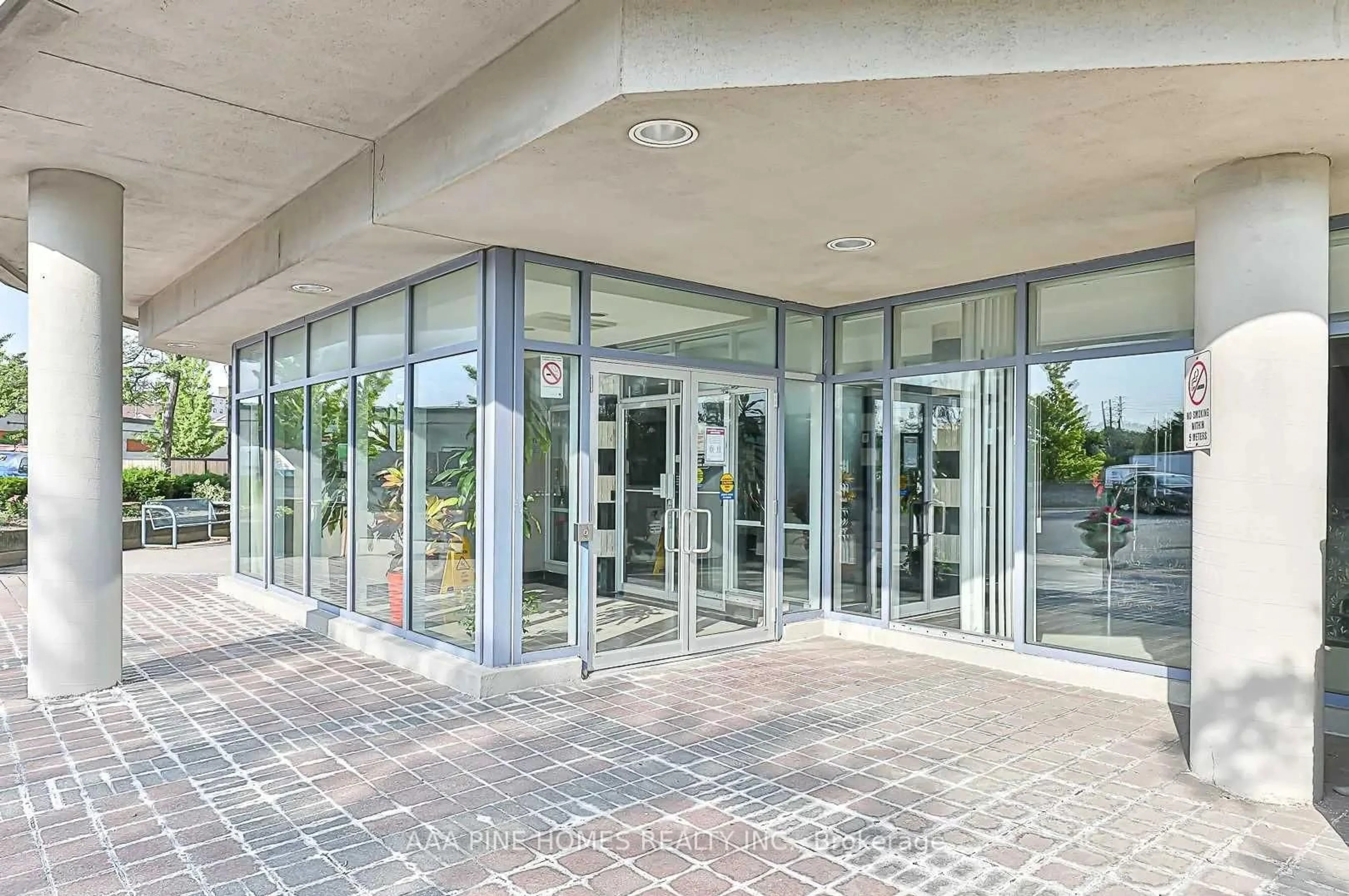 Indoor foyer for 2550 Lawrence Ave #1111, Toronto Ontario M1P 4Z3