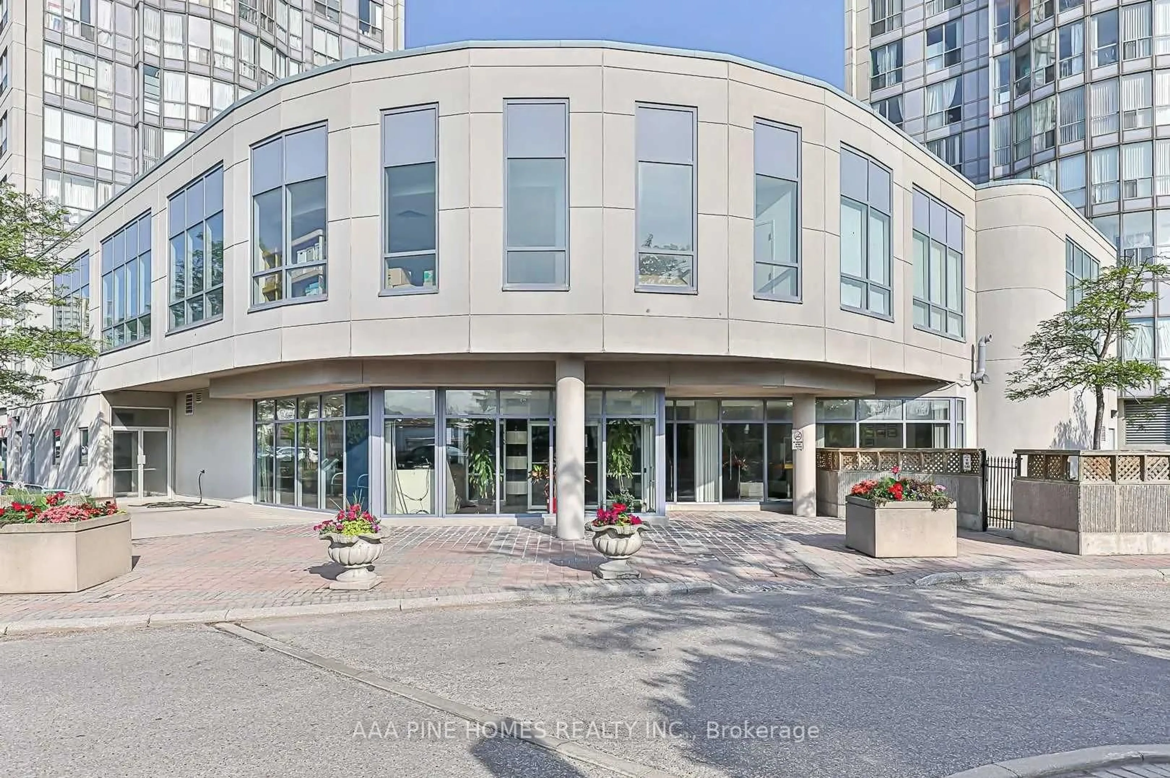 Indoor foyer for 2550 Lawrence Ave #1111, Toronto Ontario M1P 4Z3