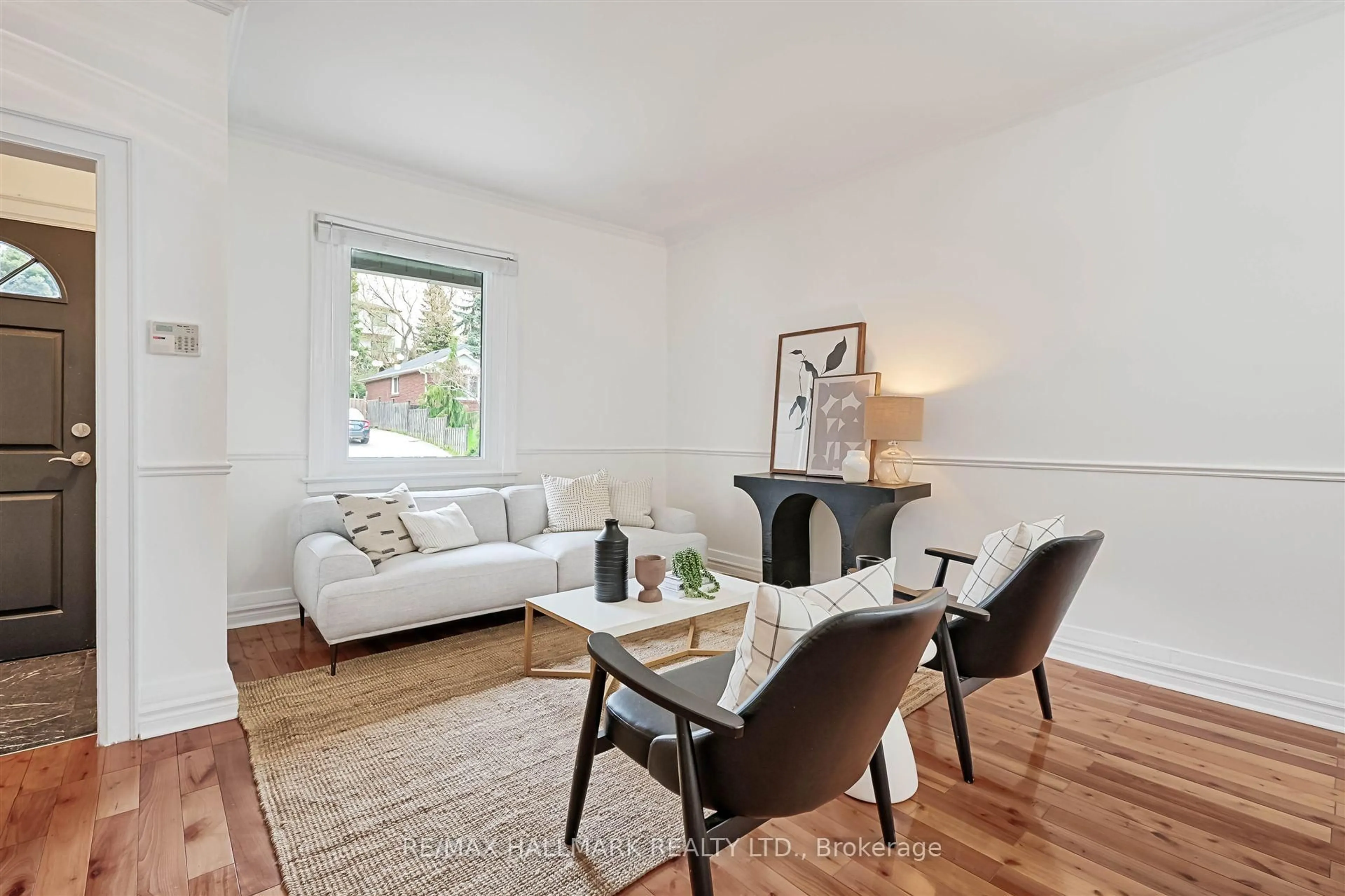 Living room with furniture, wood/laminate floor for 60 Maybourne Ave, Toronto Ontario M1L 2V9
