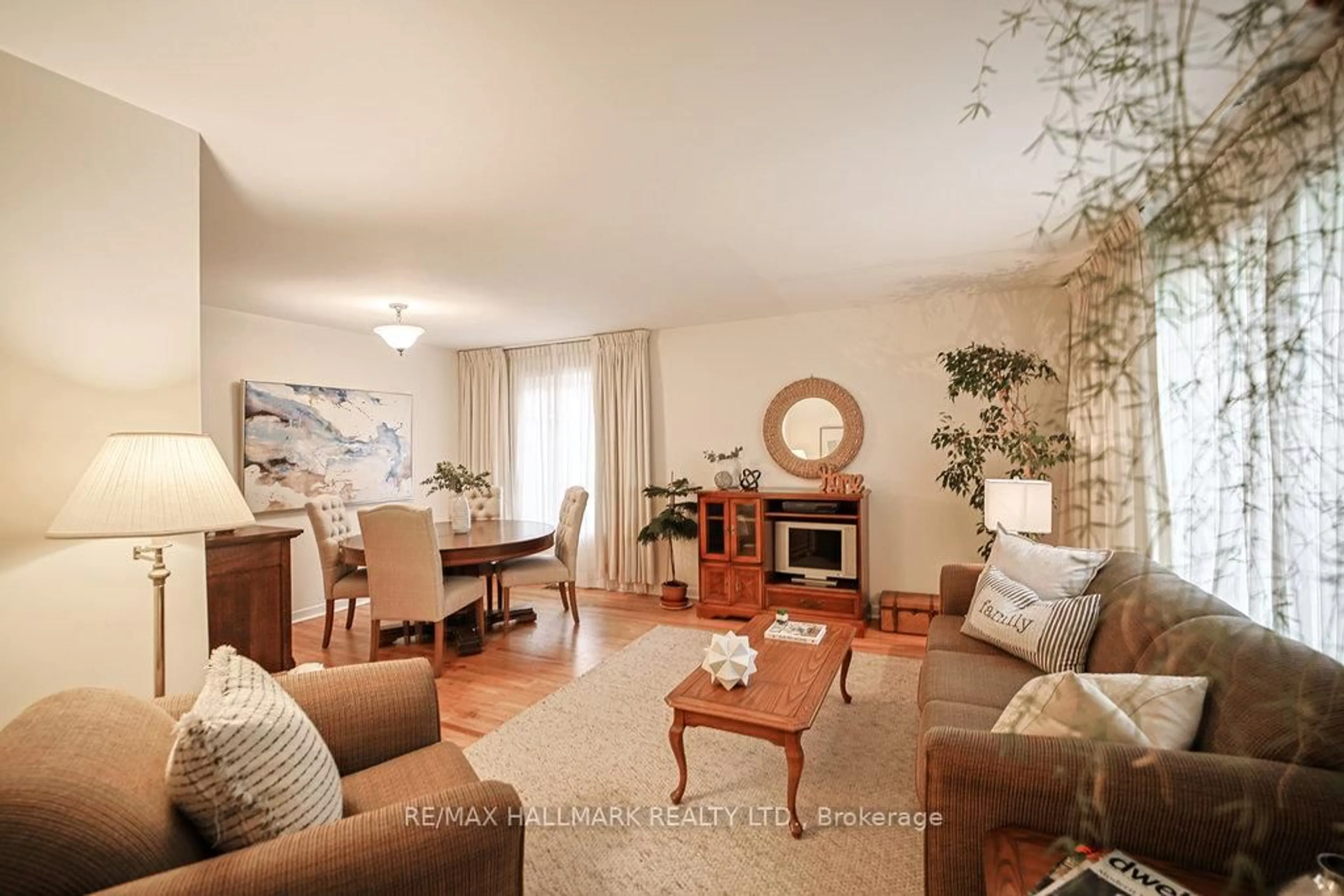 Living room with furniture, unknown for 36 Par Ave, Toronto Ontario M1G 2G4