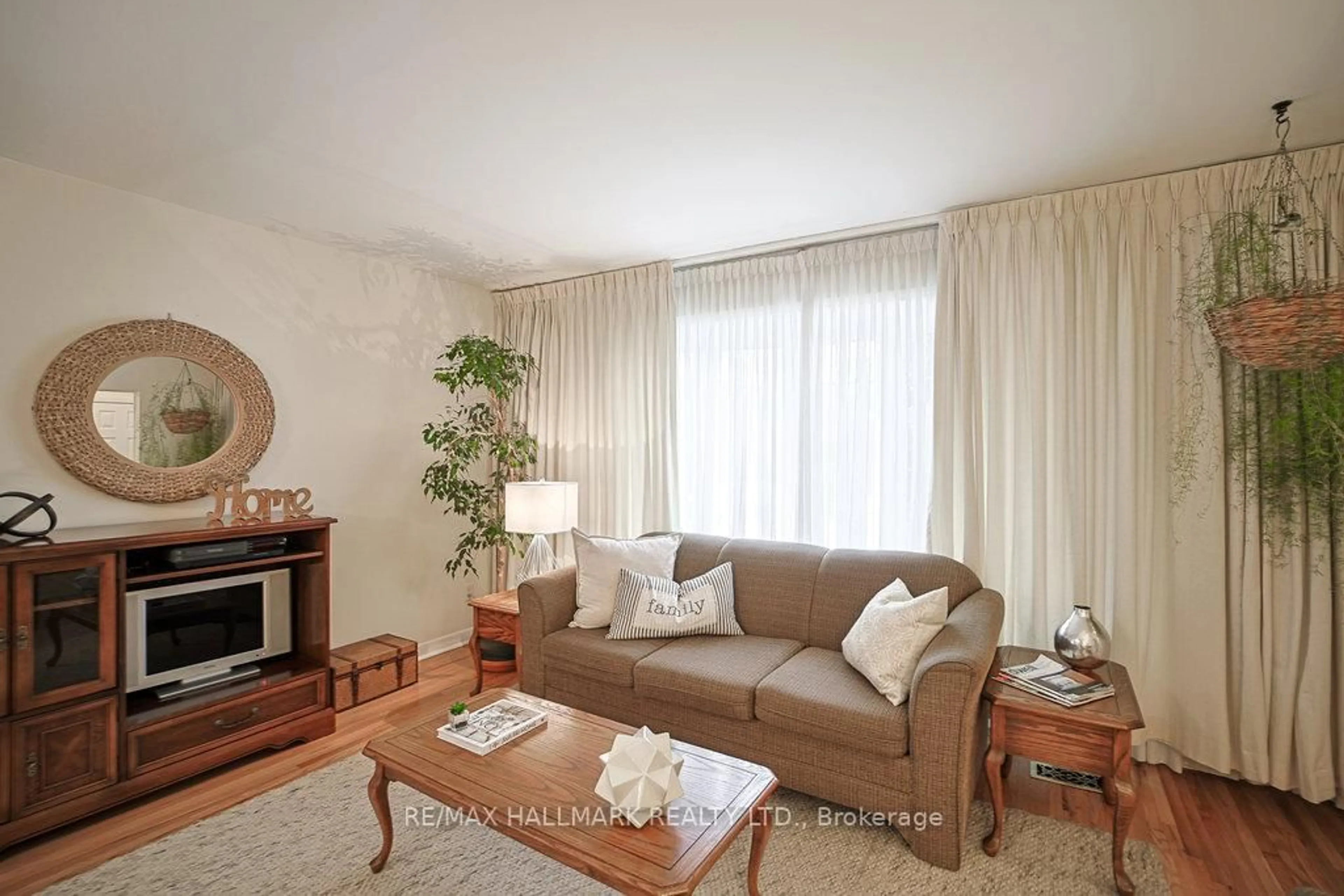 Living room with furniture, wood/laminate floor for 36 Par Ave, Toronto Ontario M1G 2G4