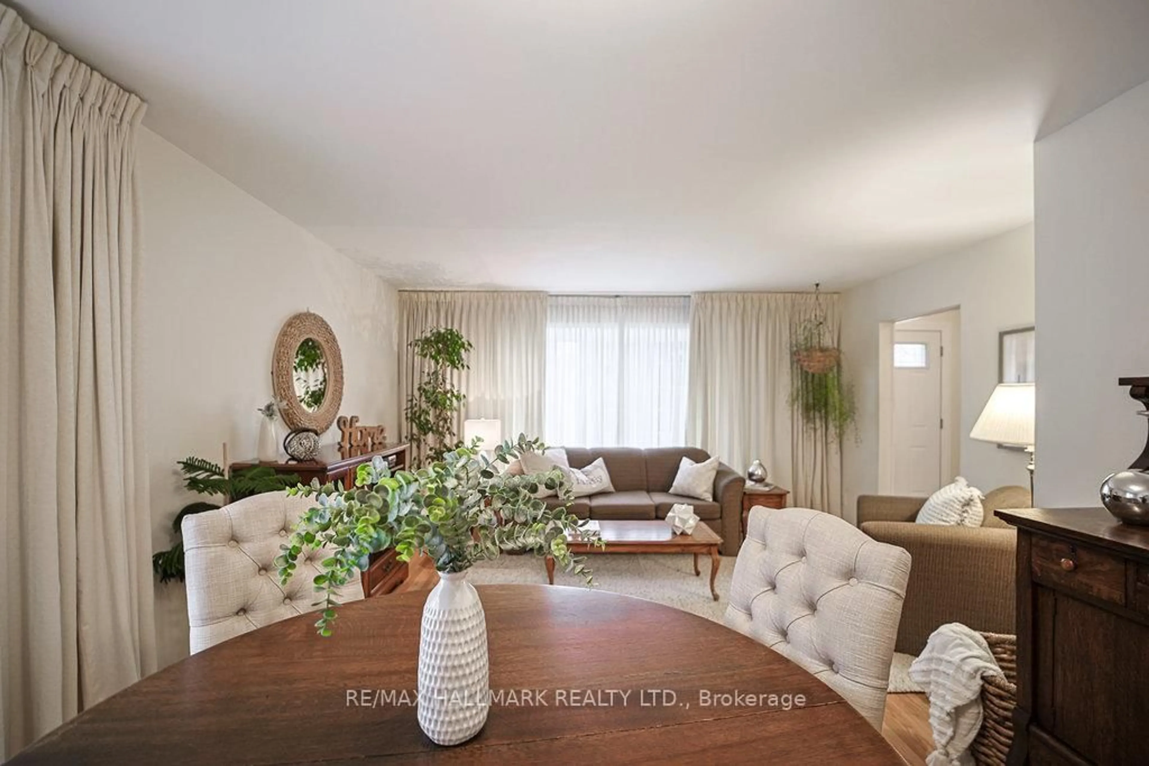 Living room with furniture, unknown for 36 Par Ave, Toronto Ontario M1G 2G4