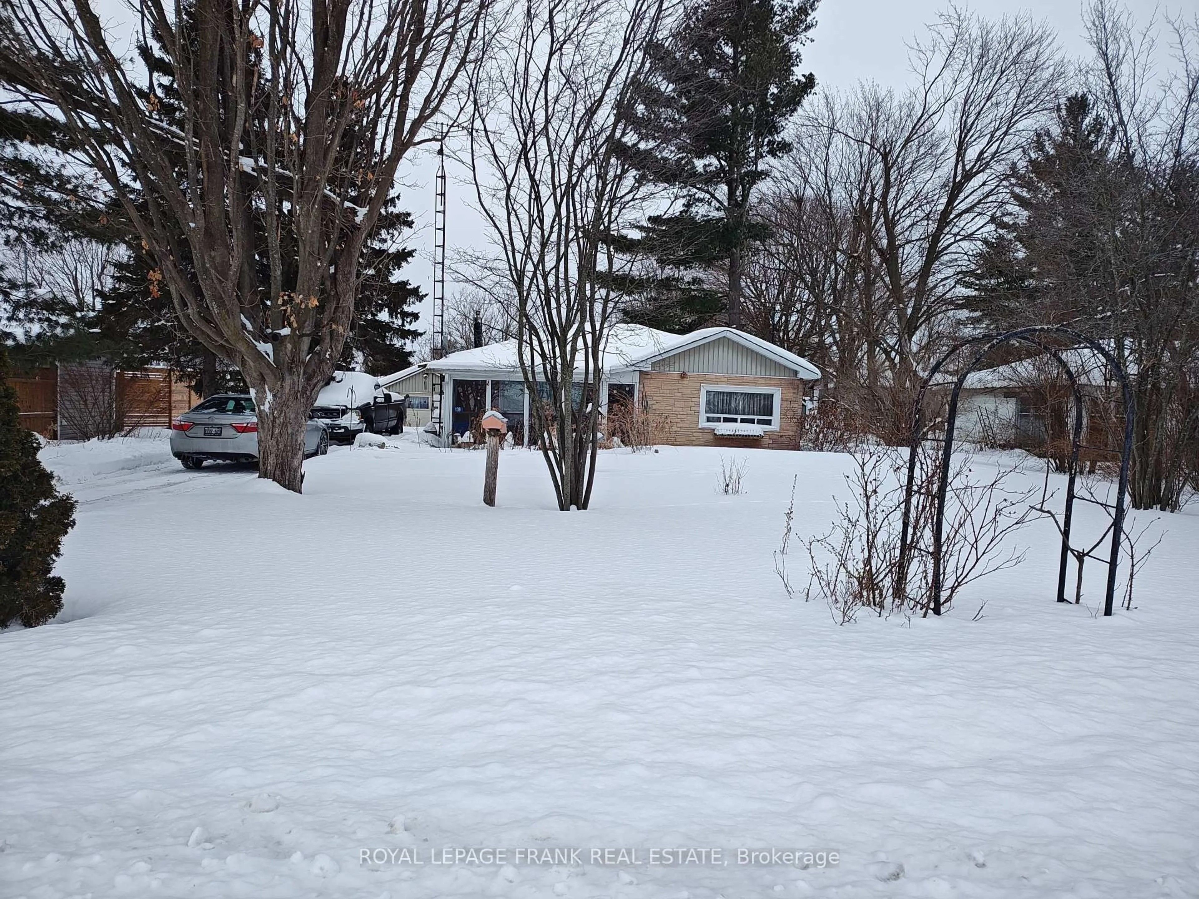 A pic from outside/outdoor area/front of a property/back of a property/a pic from drone, street for 139 Summit Dr, Scugog Ontario L0B 1E0