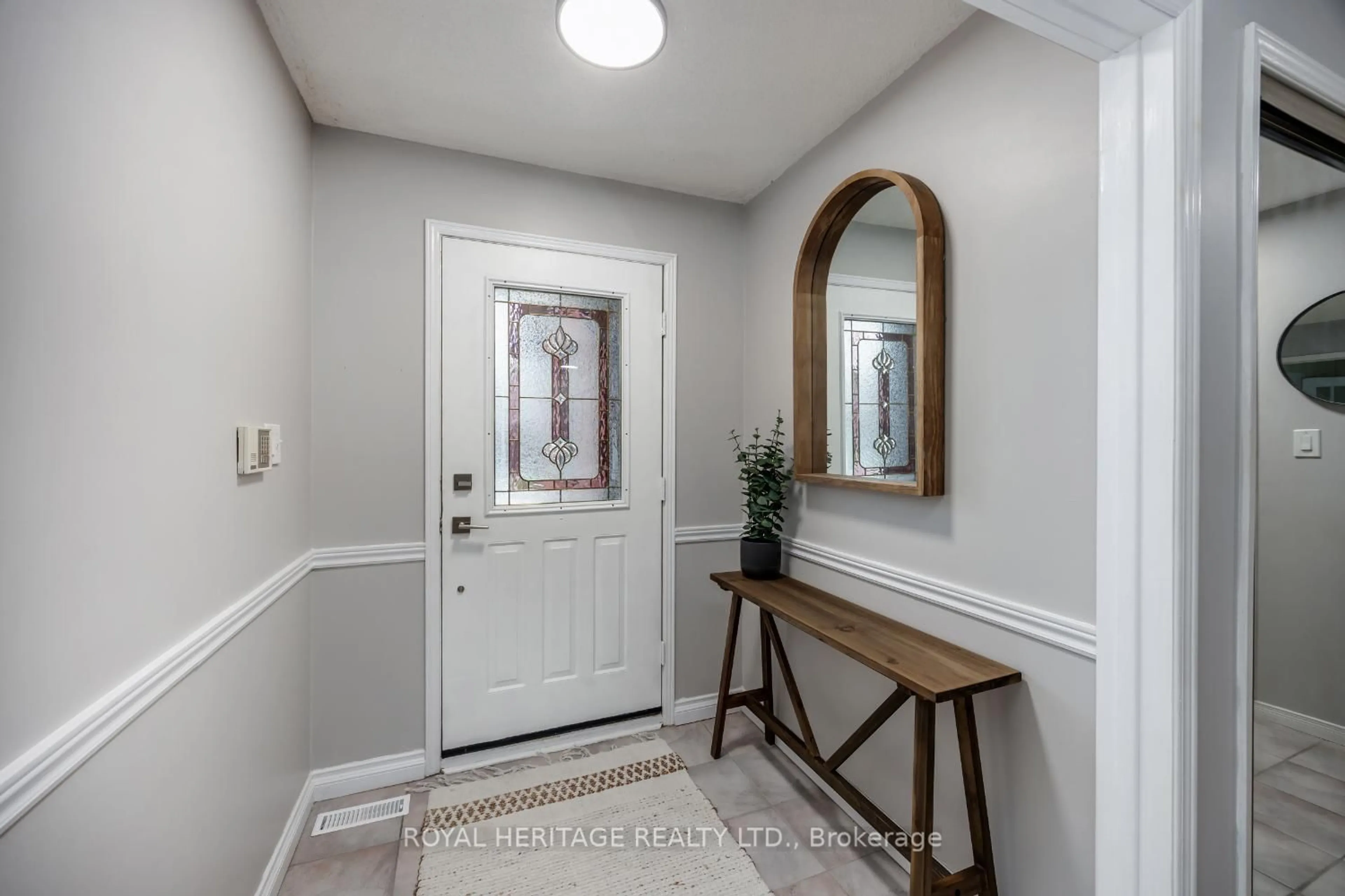 Indoor entryway for 1534 Silver Spruce Dr, Pickering Ontario L1V 5H7