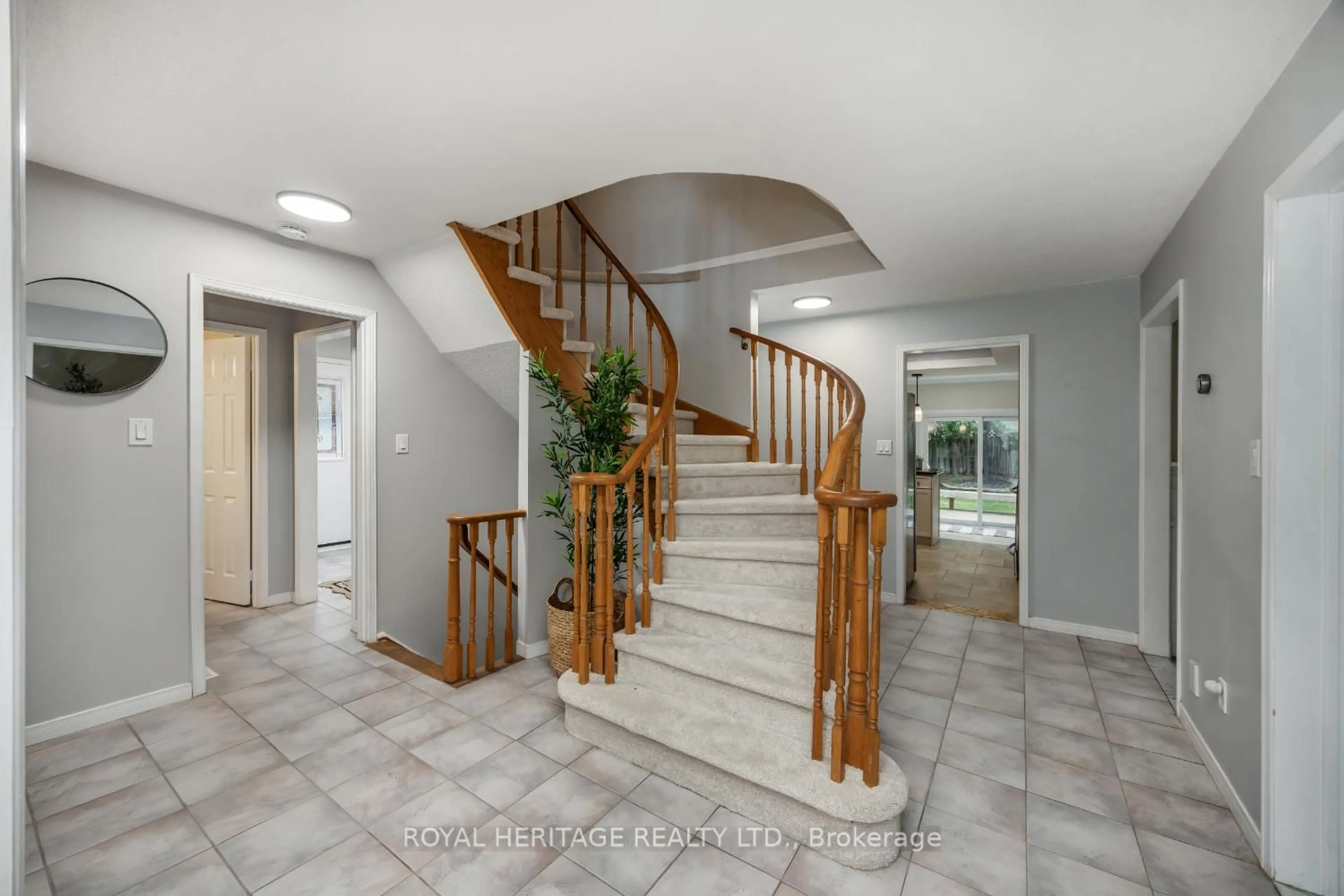 Indoor entryway for 1534 Silver Spruce Dr, Pickering Ontario L1V 5H7