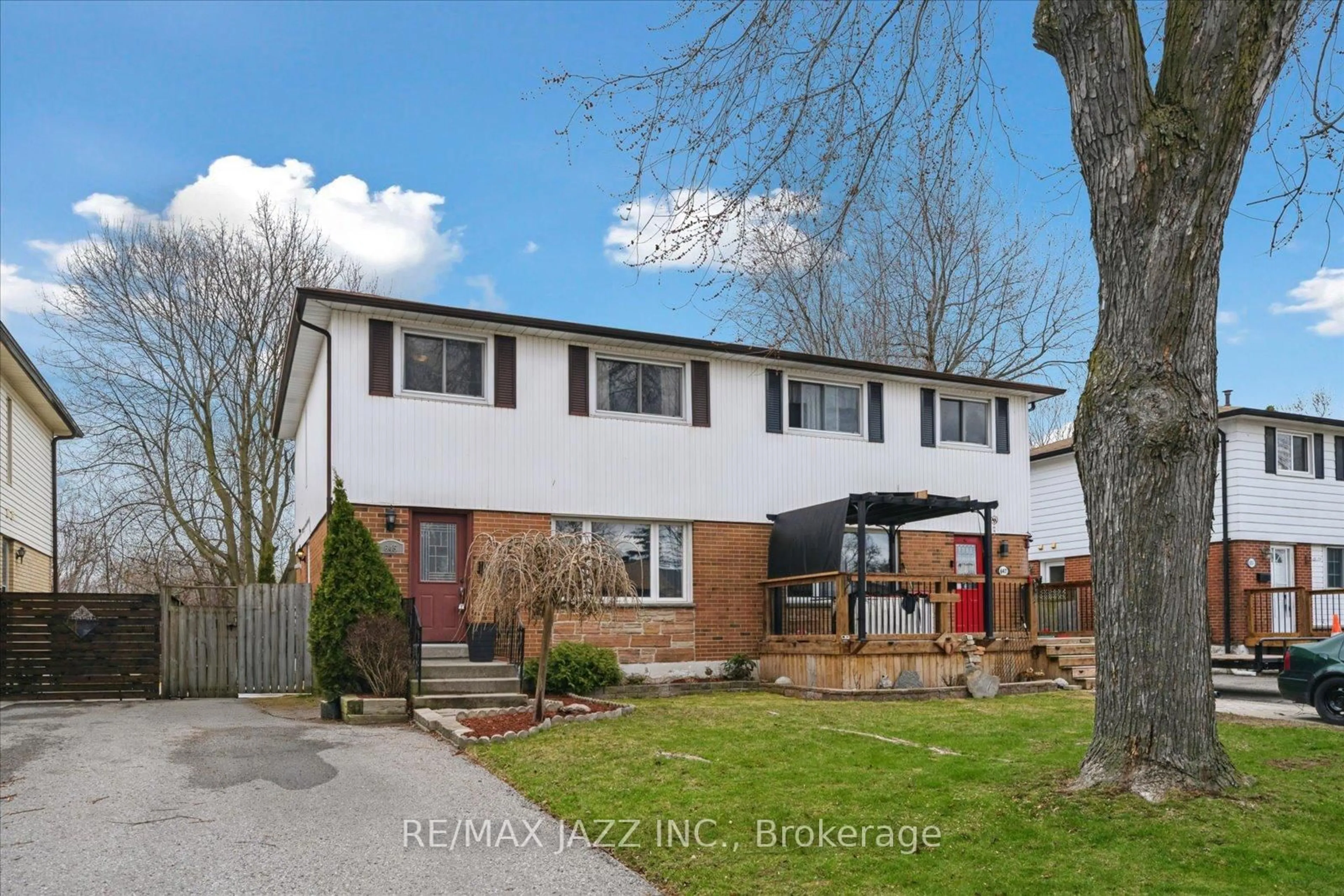 A pic from outside/outdoor area/front of a property/back of a property/a pic from drone, street for 645 Radisson Ave, Oshawa Ontario L1J 1X7