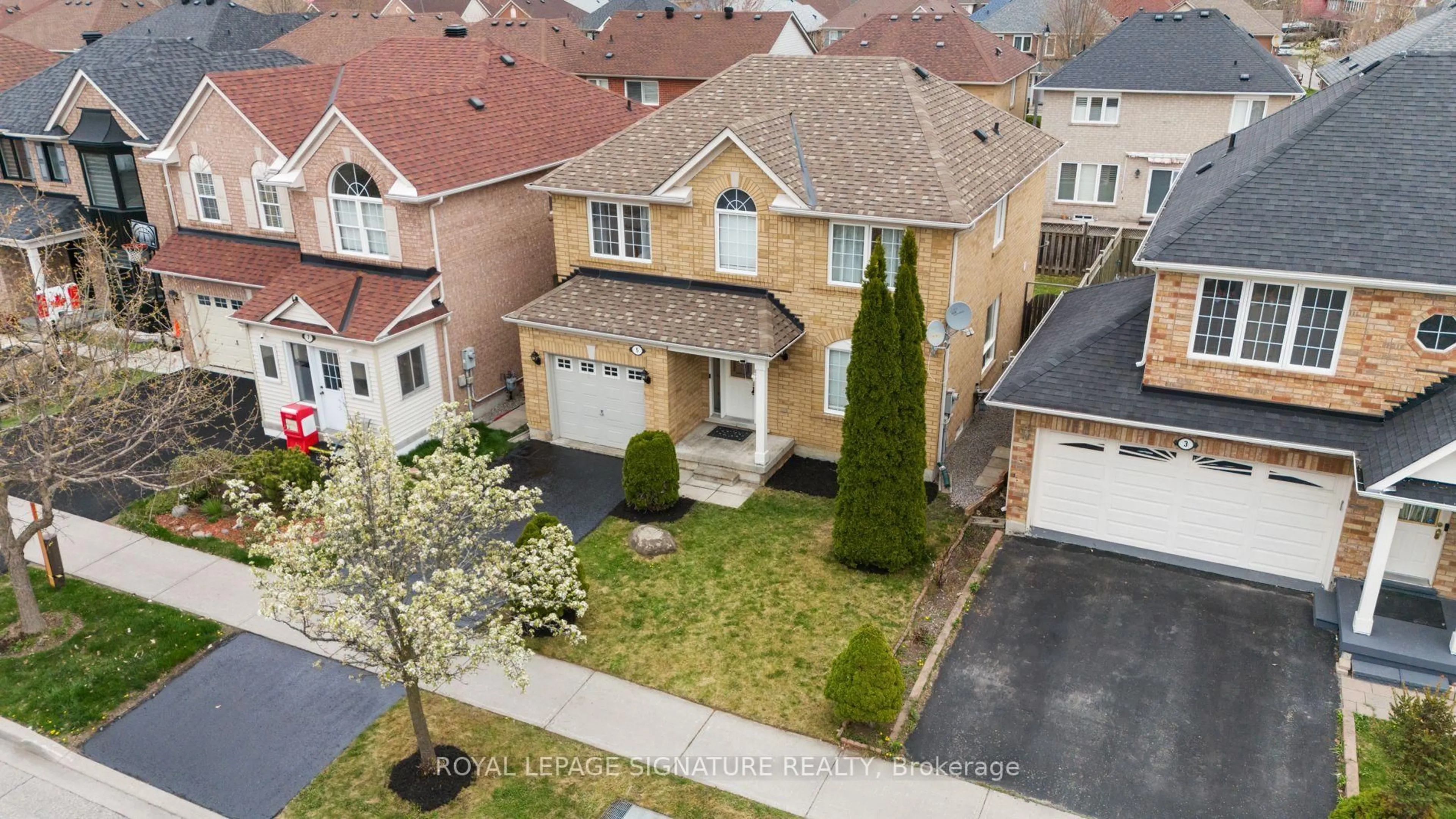 A pic from outside/outdoor area/front of a property/back of a property/a pic from drone, street for 5 Knotwood Cres, Toronto Ontario M1X 1V6