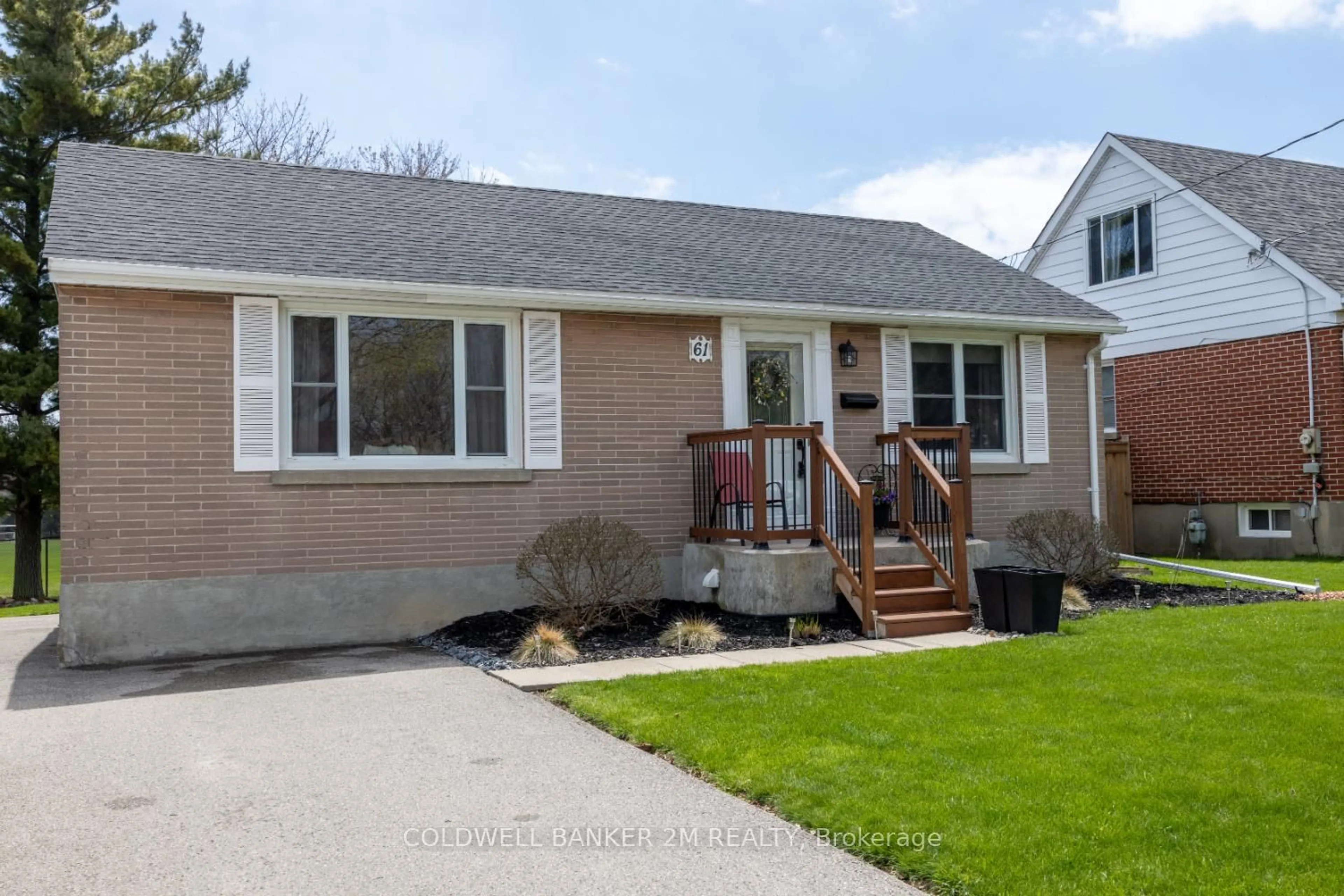 Home with vinyl exterior material, street for 61 Kawartha Ave, Oshawa Ontario L1H 3Y7