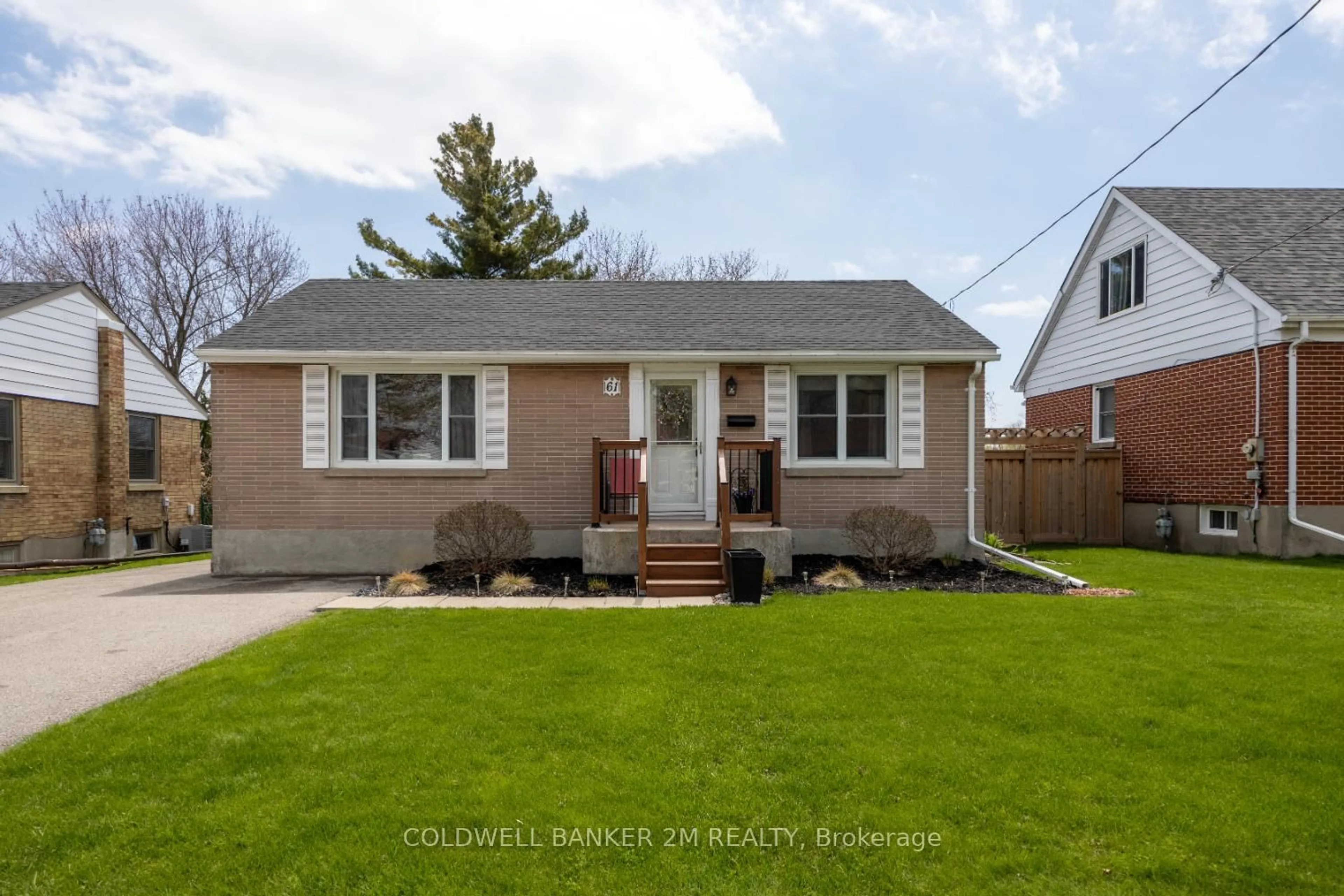 Home with vinyl exterior material, street for 61 Kawartha Ave, Oshawa Ontario L1H 3Y7