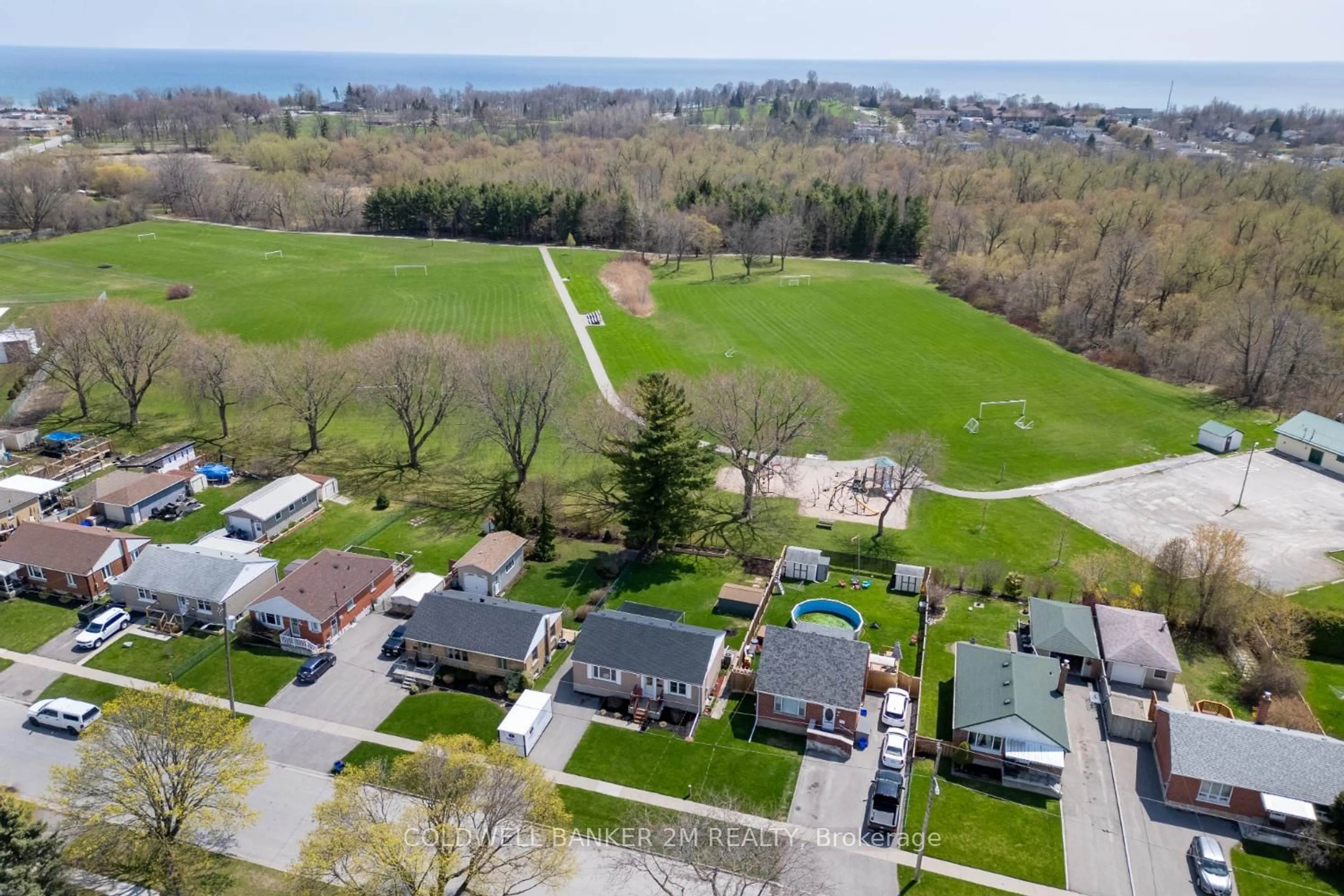 A pic from outside/outdoor area/front of a property/back of a property/a pic from drone, street for 61 Kawartha Ave, Oshawa Ontario L1H 3Y7