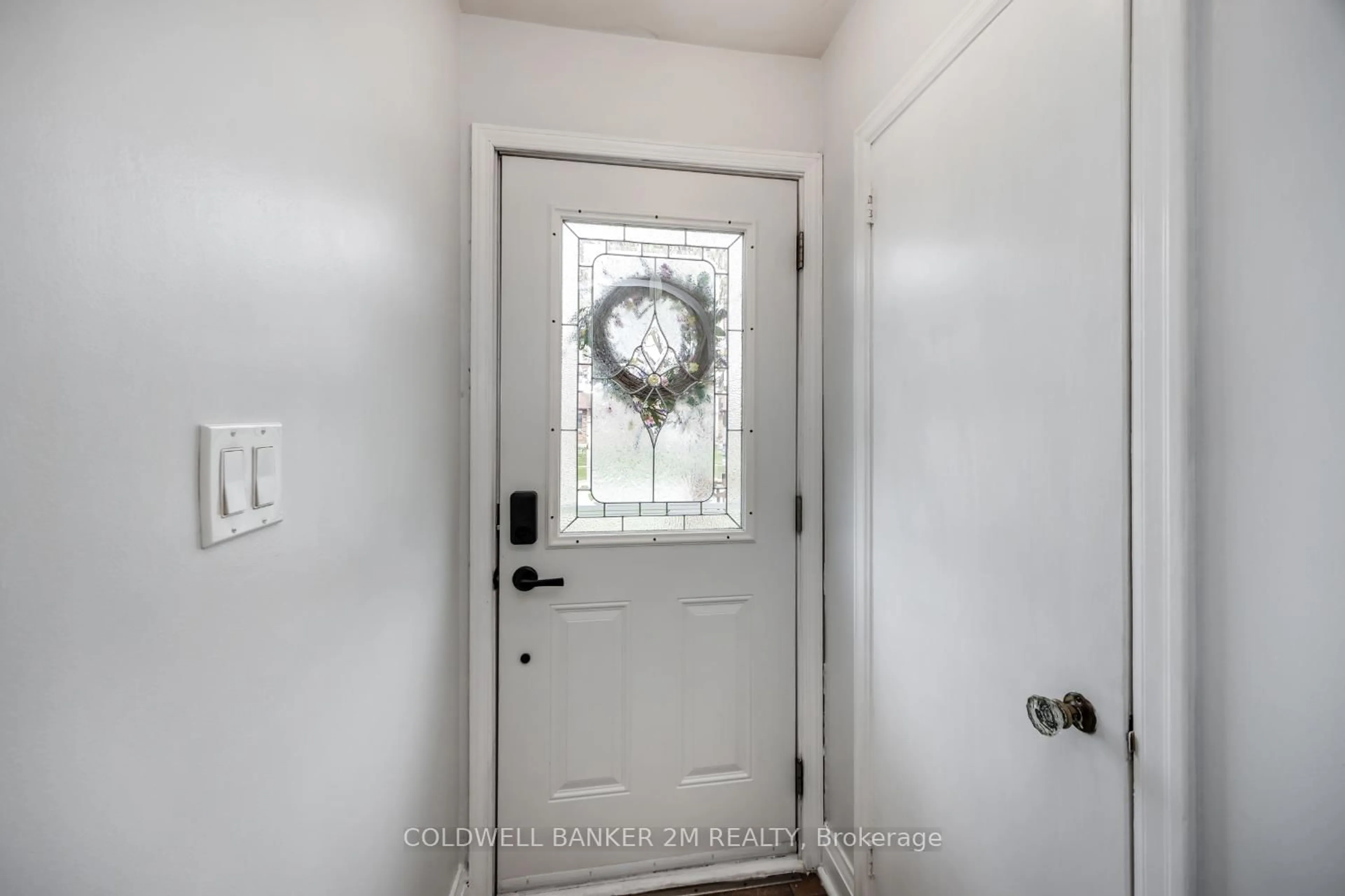 Indoor entryway for 61 Kawartha Ave, Oshawa Ontario L1H 3Y7