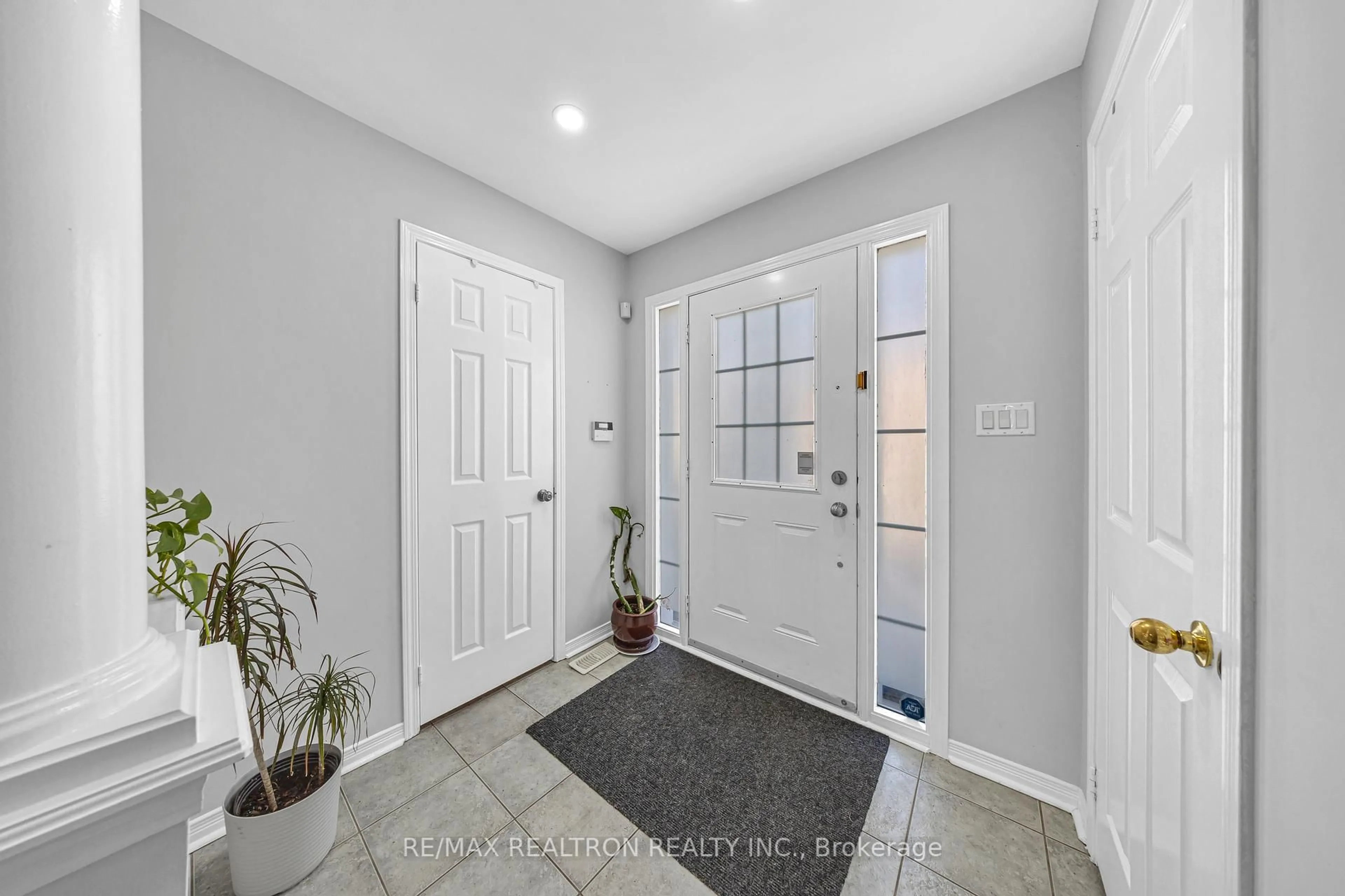 Indoor entryway for 36 Feint Dr, Ajax Ontario L1T 0E5