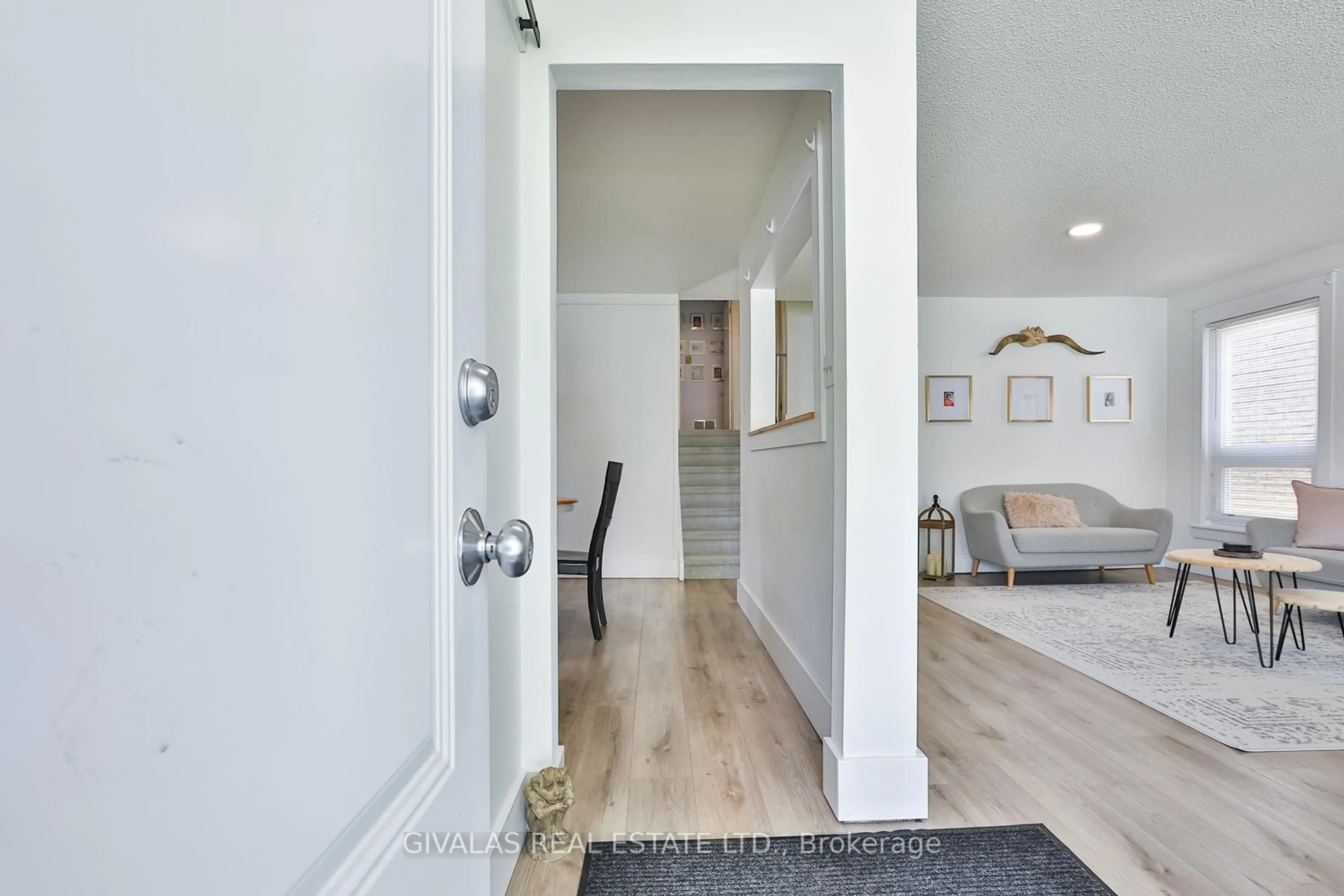Indoor entryway for 574 Bradley Dr, Whitby Ontario L1N 6C2