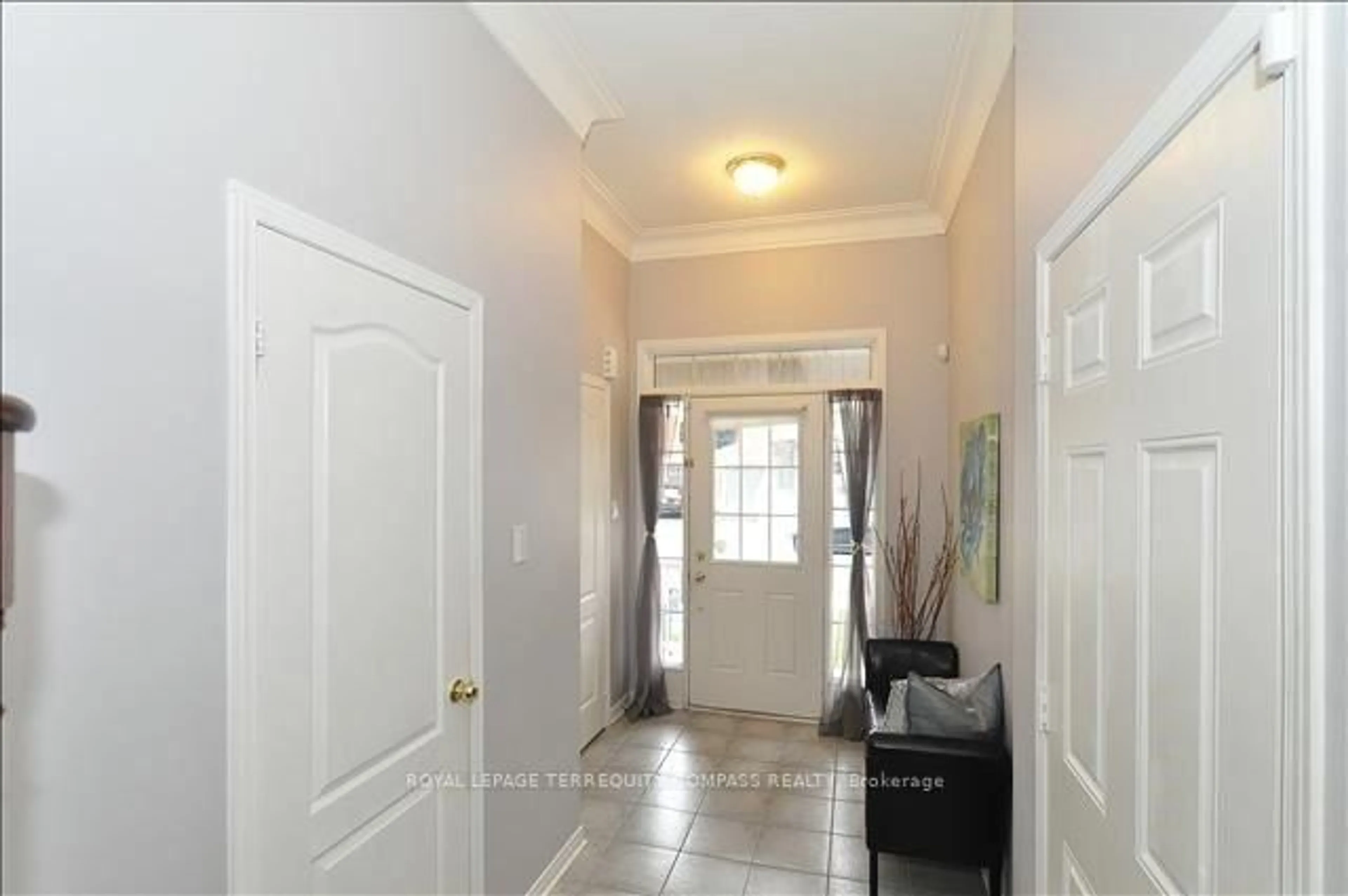 Indoor entryway for 8 Edhouse Ave, Toronto Ontario M1L 0G1