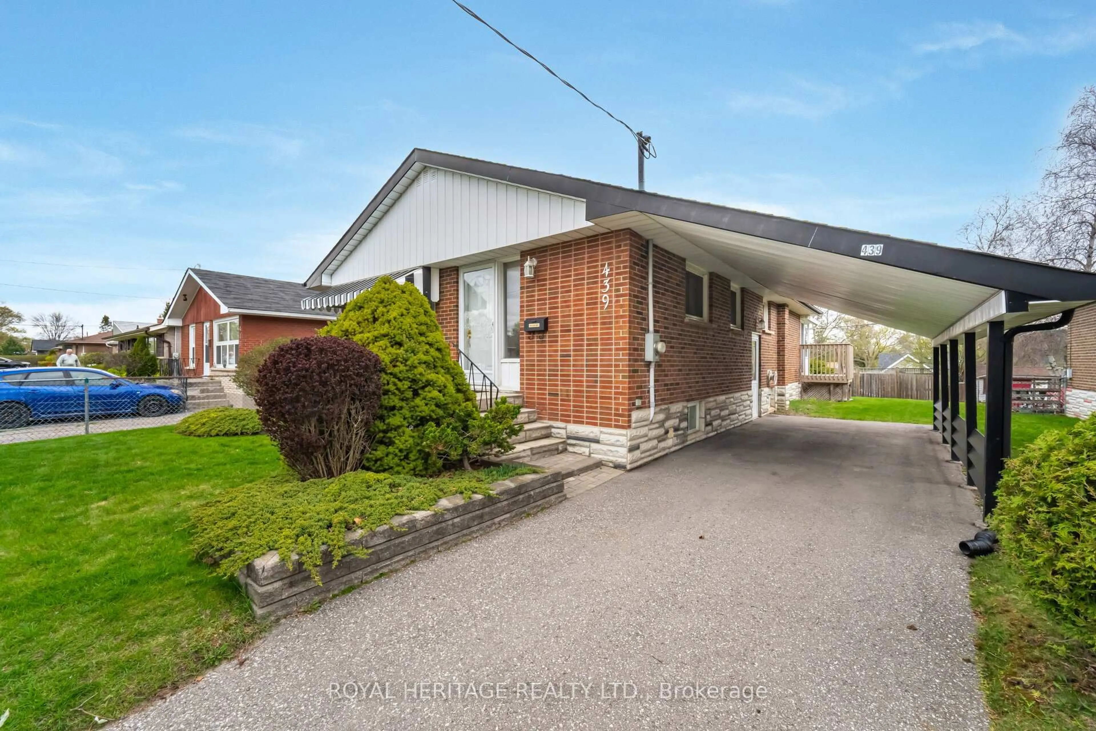 A pic from outside/outdoor area/front of a property/back of a property/a pic from drone, street for 439 Rosmere St, Oshawa Ontario L1J 5H4