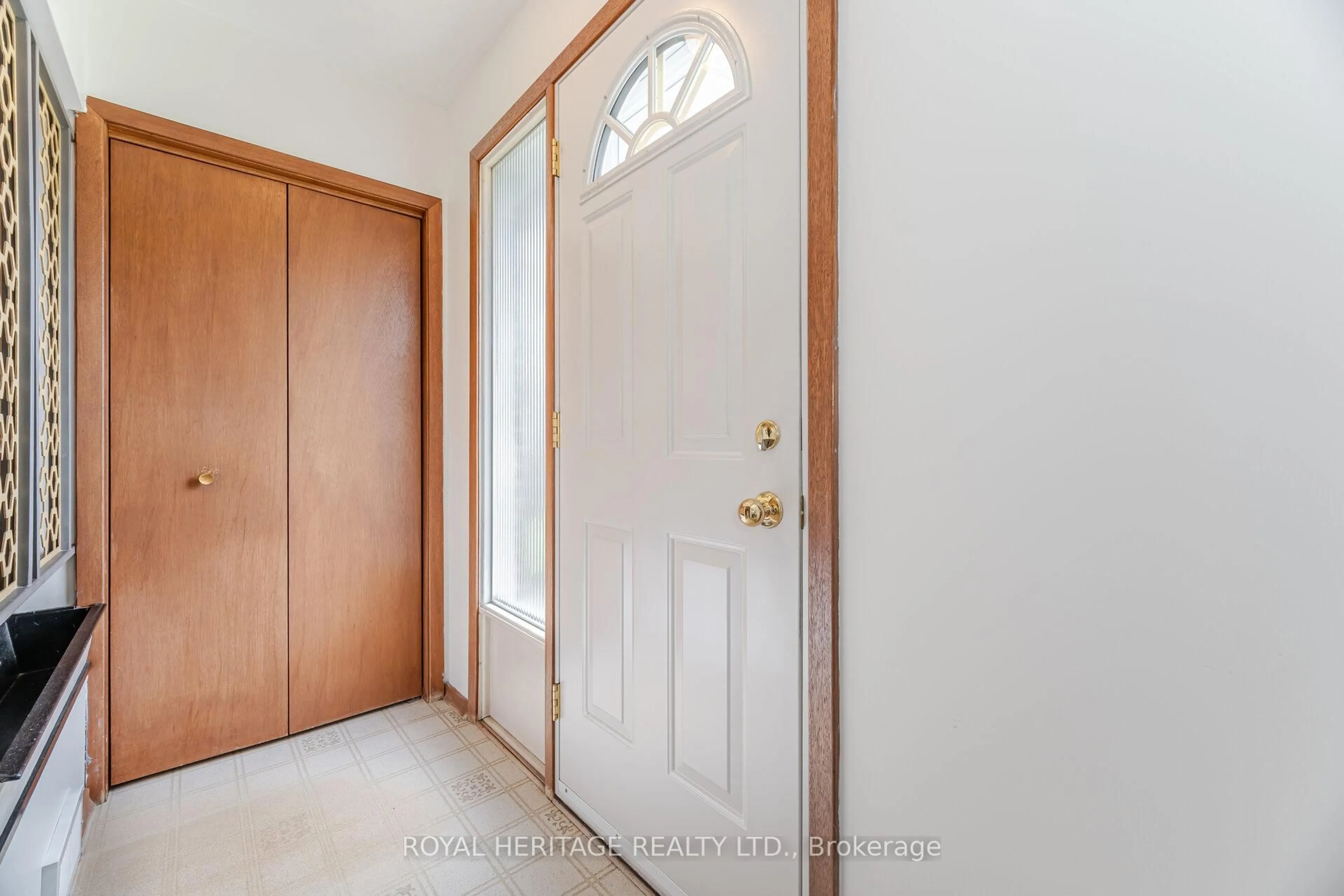 Indoor entryway for 439 Rosmere St, Oshawa Ontario L1J 5H4