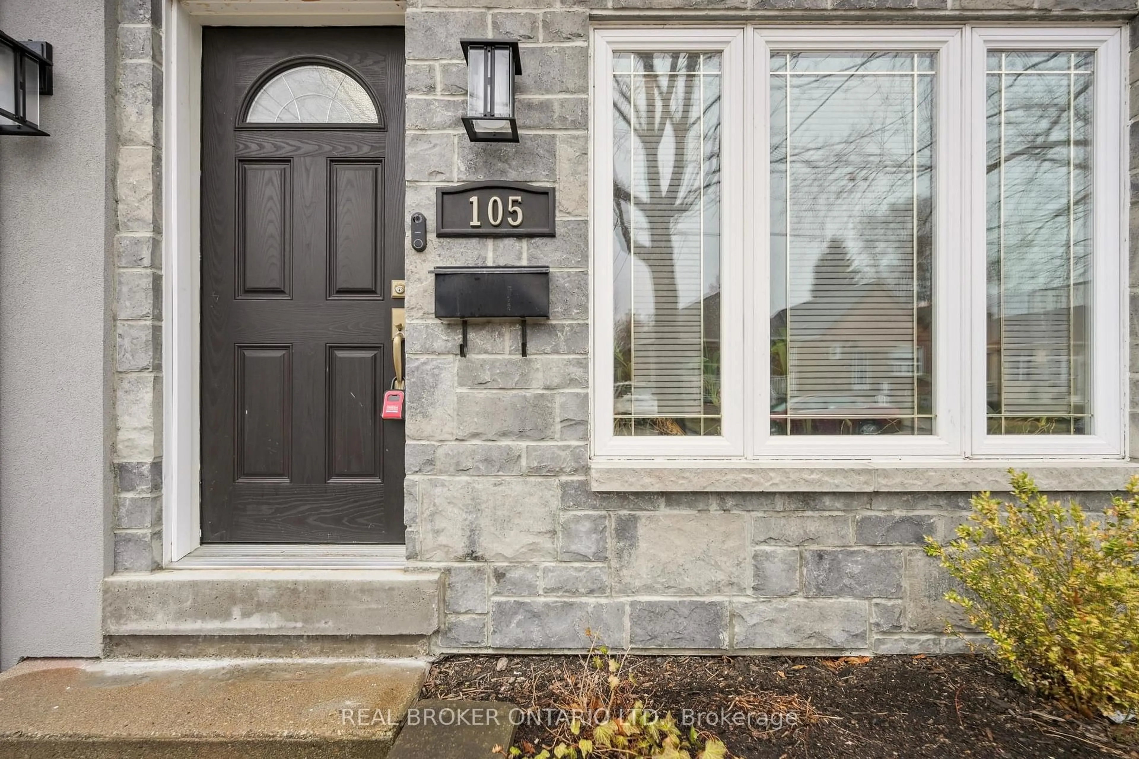Indoor entryway for 105 Wiley Ave, Toronto Ontario M4J 3W5