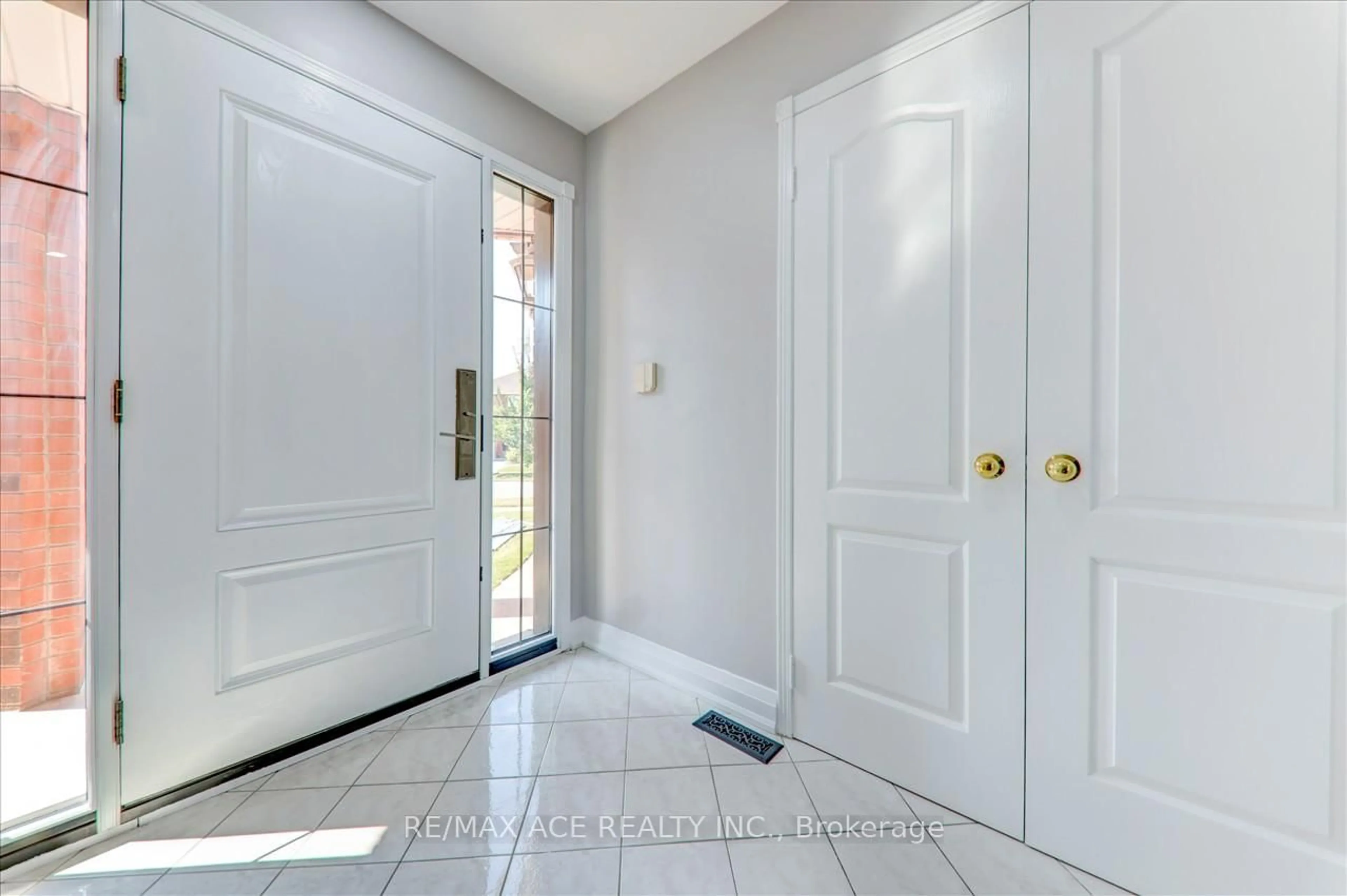 Indoor entryway for 1539 Napanee Rd, Pickering Ontario L1V 6T7