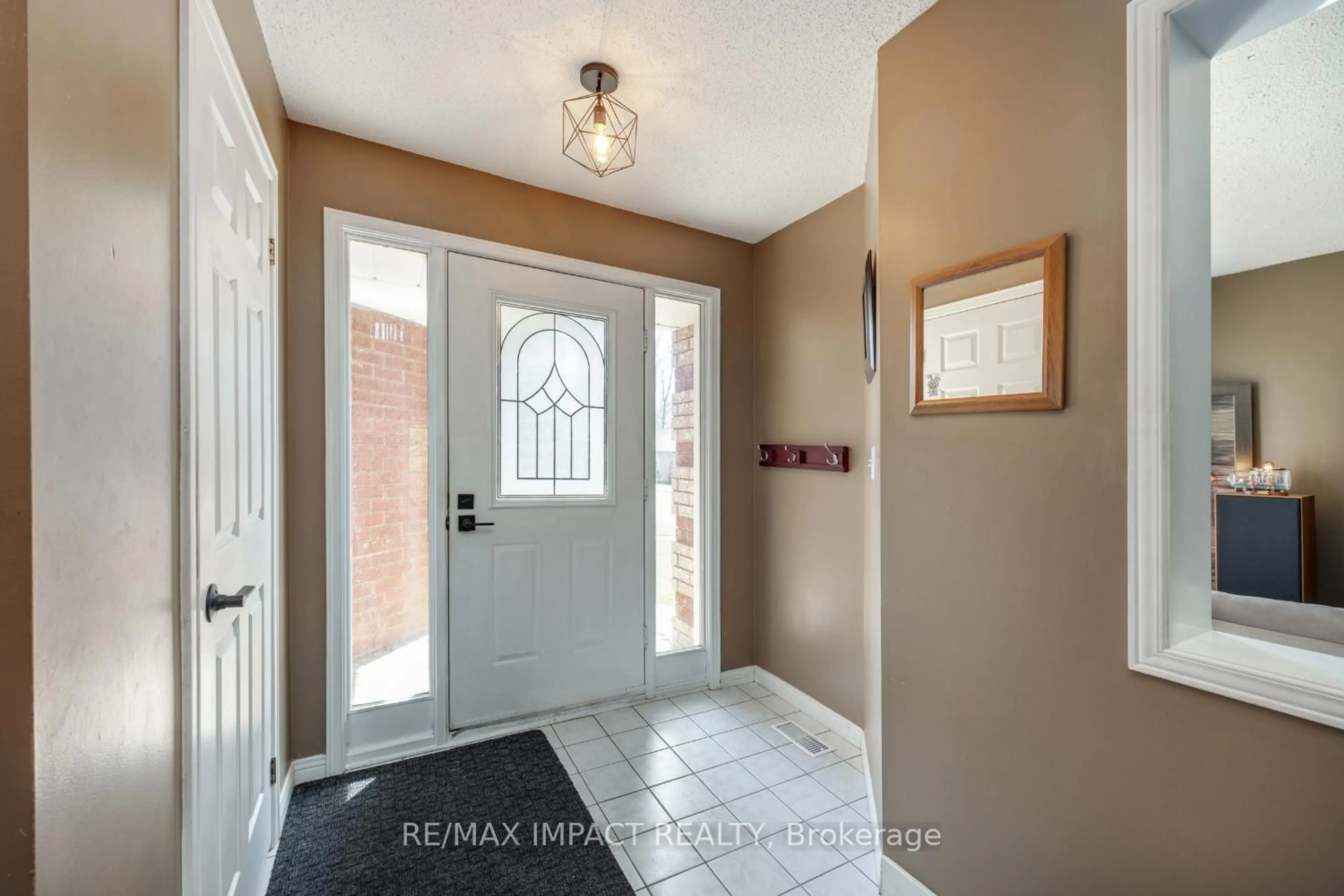 Indoor entryway for 319 Sandringham Dr, Clarington Ontario L1E 3A7