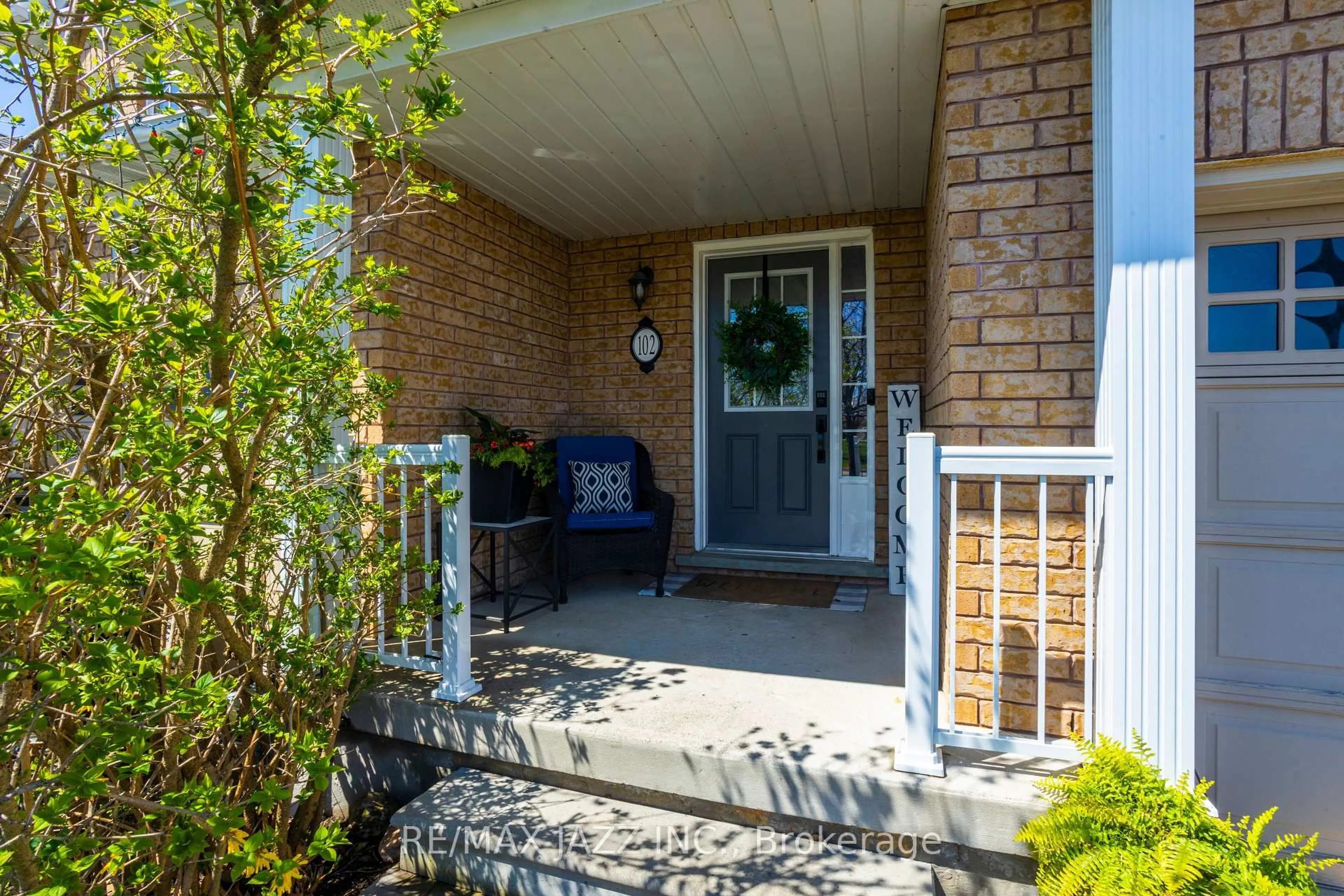 Patio, street for 102 Bathgate Cres, Clarington Ontario L1E 0B3