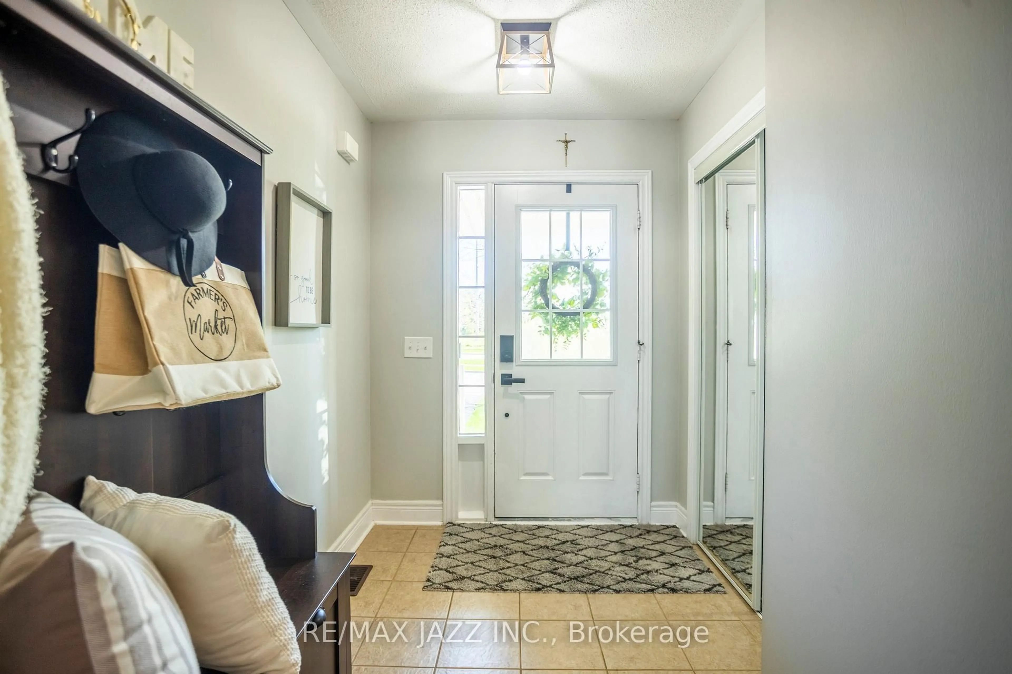 Indoor entryway for 102 Bathgate Cres, Clarington Ontario L1E 0B3