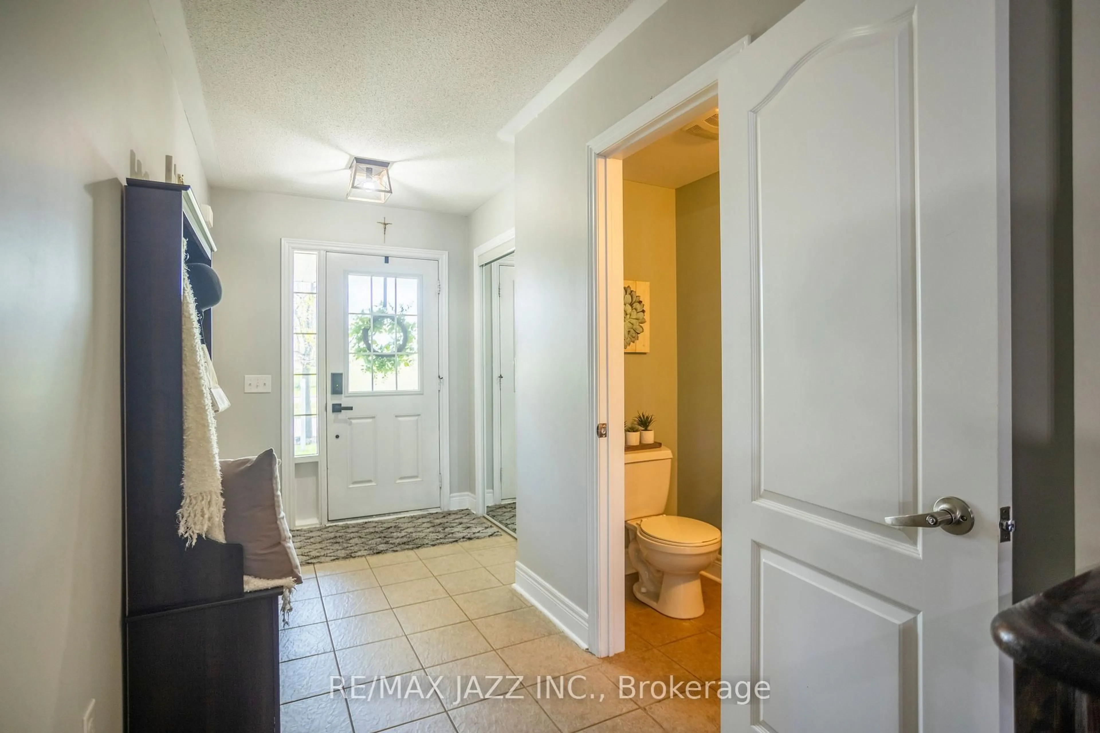 Indoor entryway for 102 Bathgate Cres, Clarington Ontario L1E 0B3