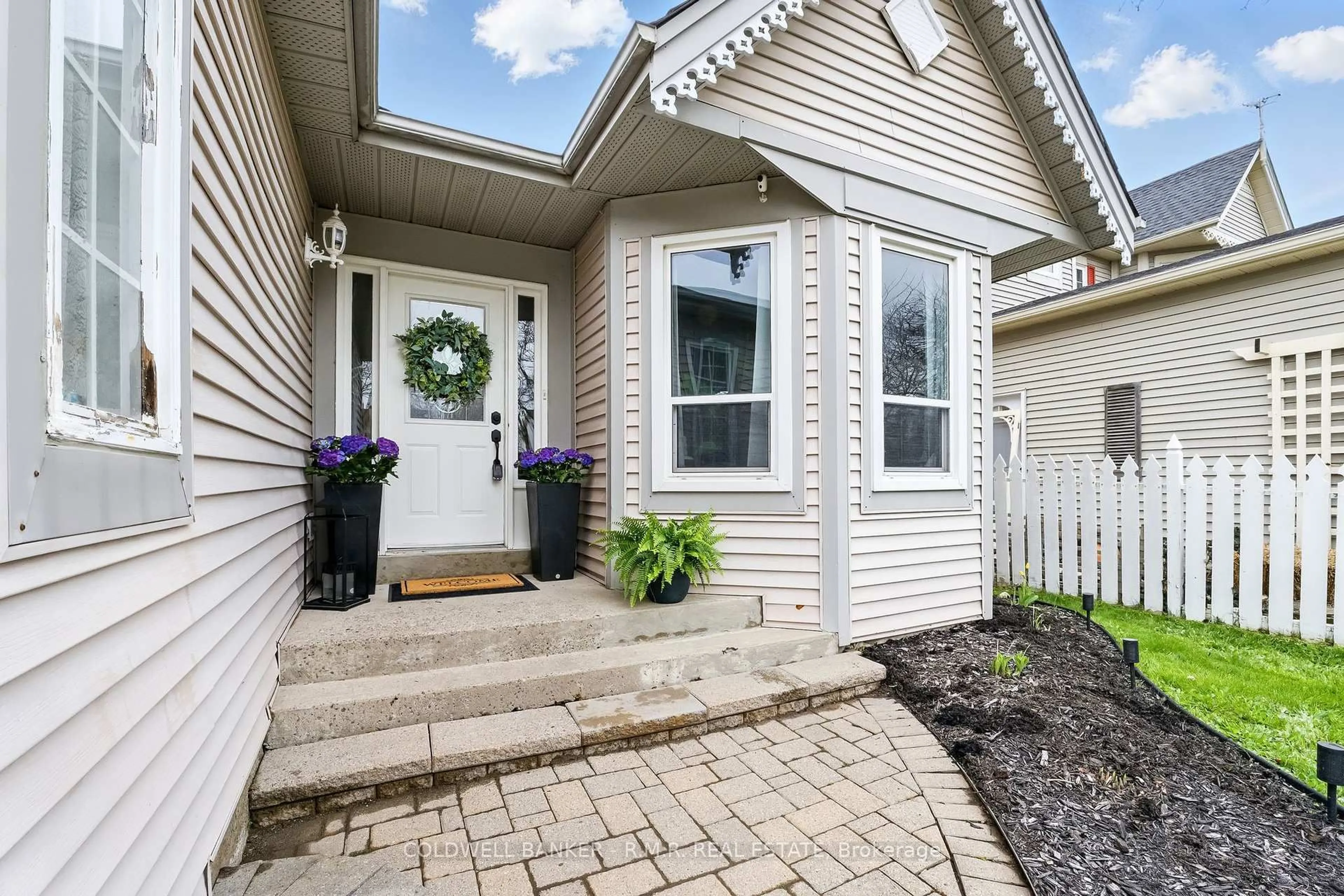 Indoor entryway for 1037 Ripley Cres, Oshawa Ontario L1K 2E6