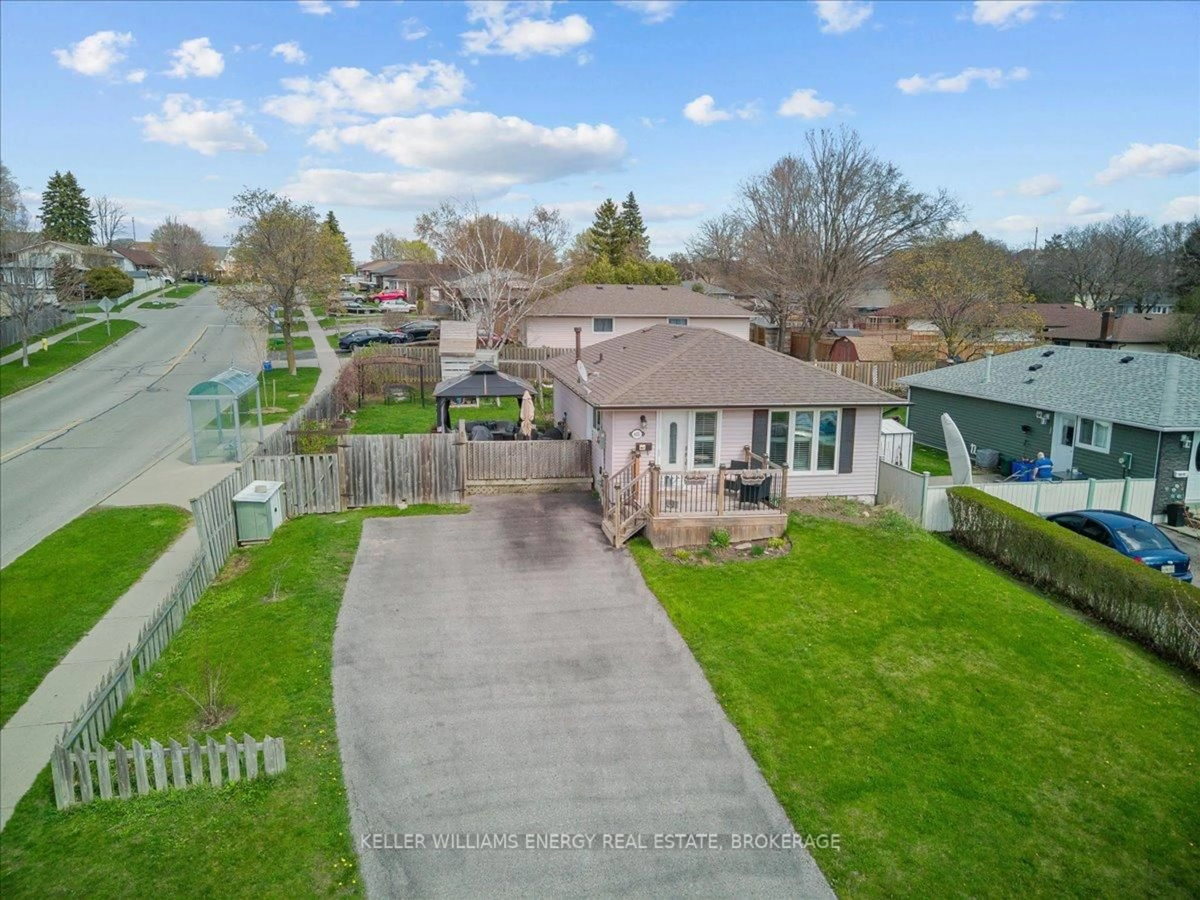 A pic from outside/outdoor area/front of a property/back of a property/a pic from drone, street for 815 Southdown St, Oshawa Ontario L1H 7X4