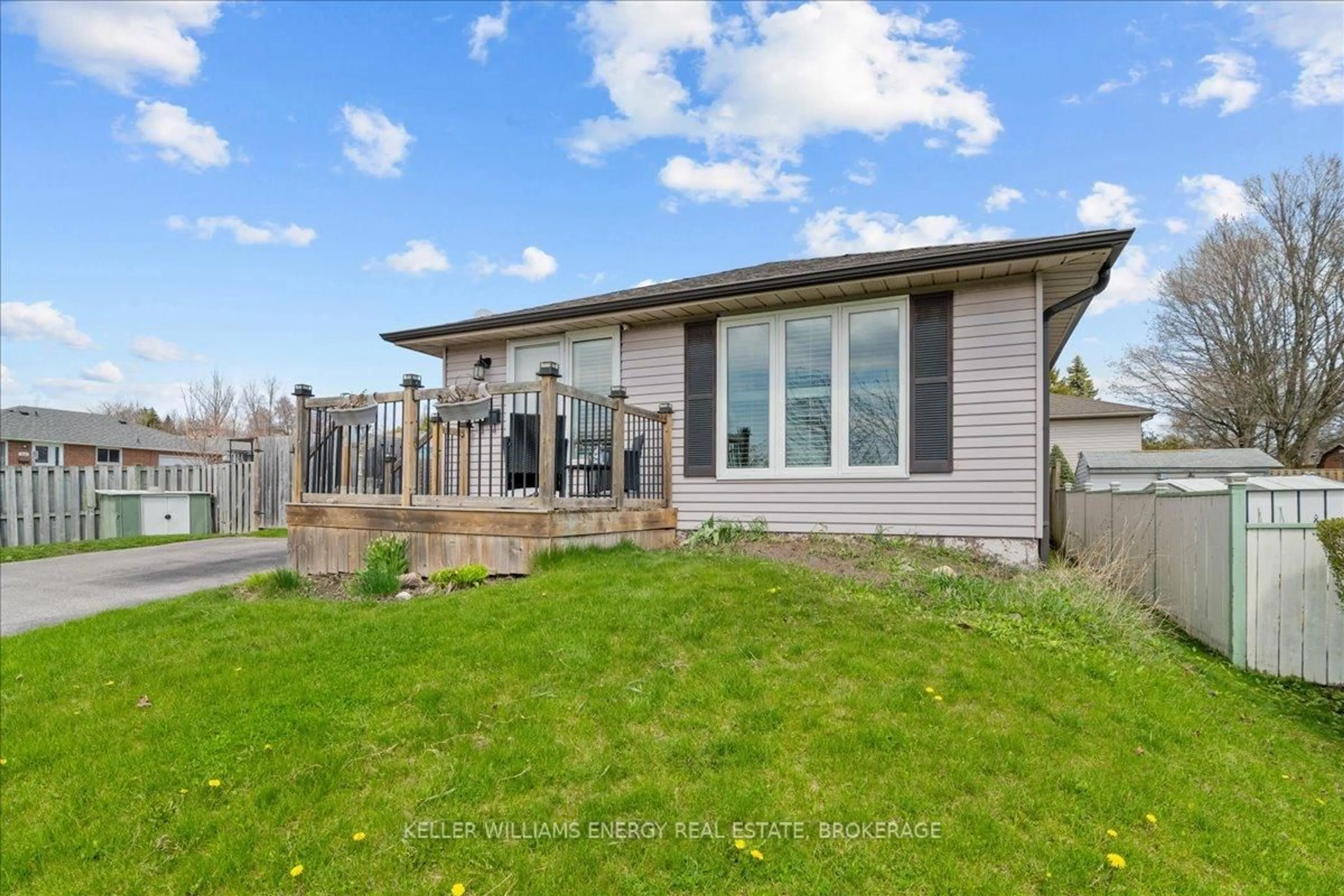 Unknown for 815 Southdown St, Oshawa Ontario L1H 7X4