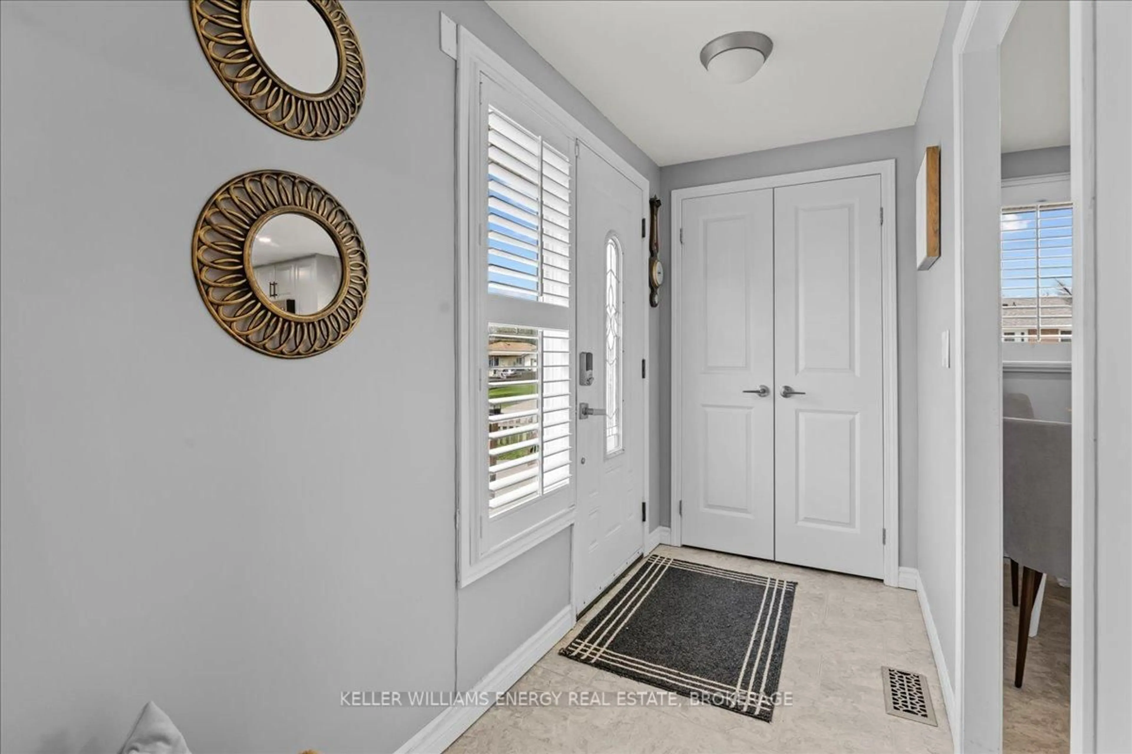 Indoor entryway for 815 Southdown St, Oshawa Ontario L1H 7X4
