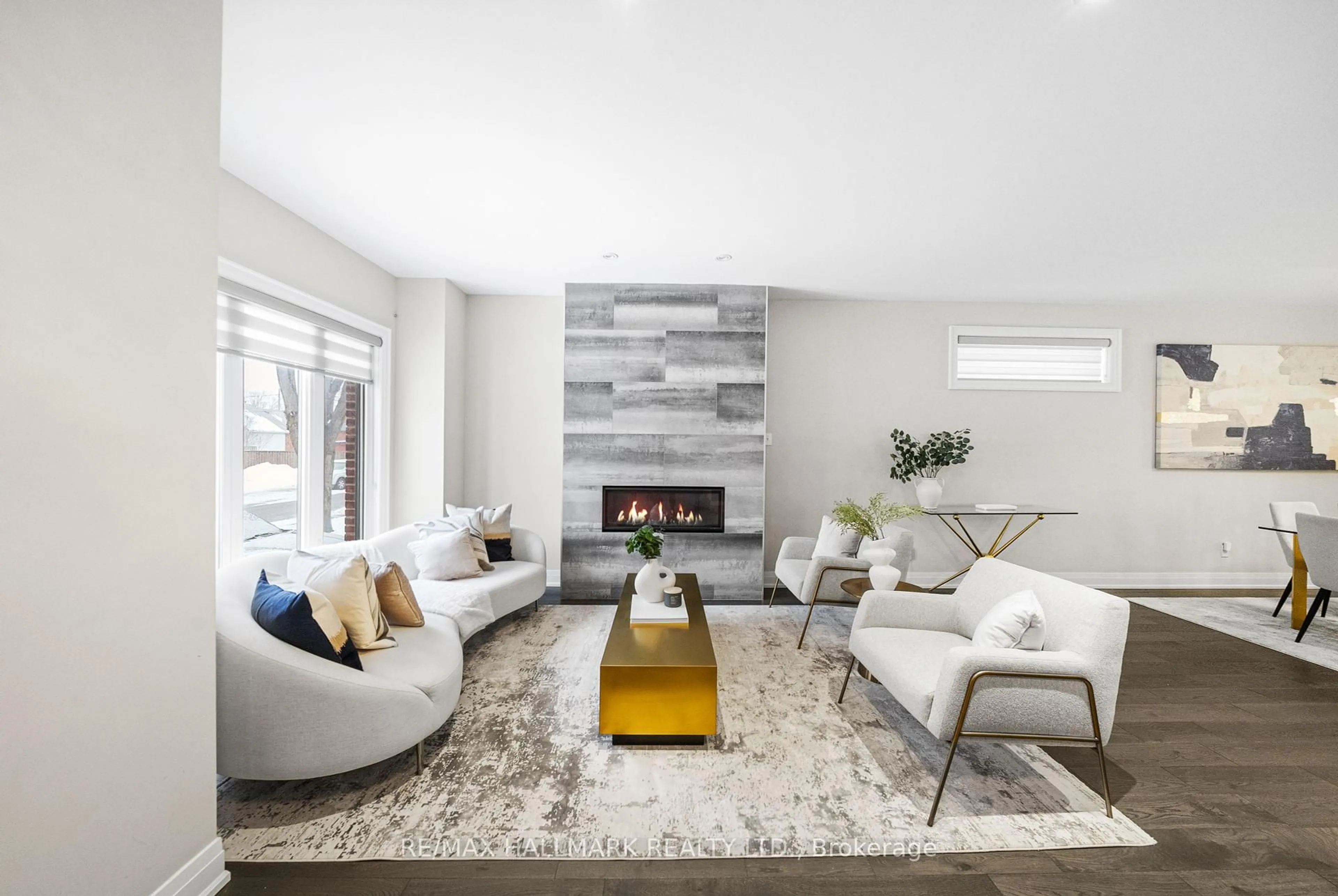 Living room with furniture, unknown for 23 Roblin Ave, Toronto Ontario M4C 3P7