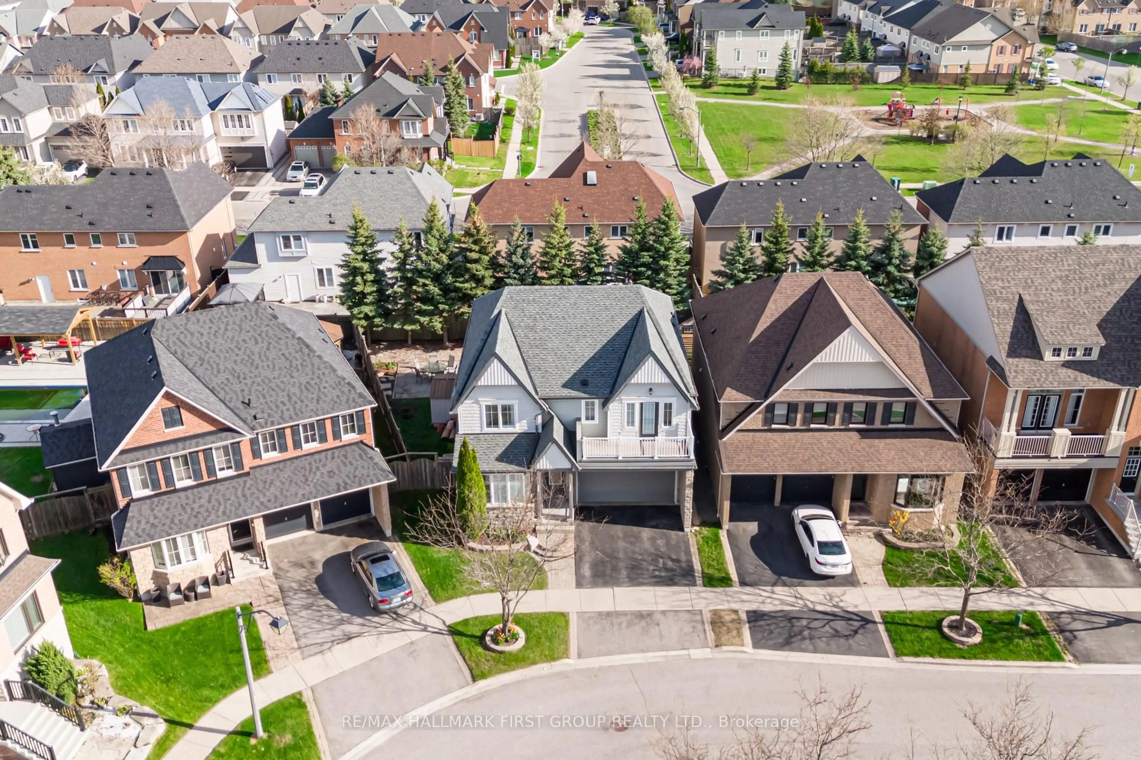 A pic from outside/outdoor area/front of a property/back of a property/a pic from drone, street for 74 Brandwood Sq, Ajax Ontario L1Z 2B9