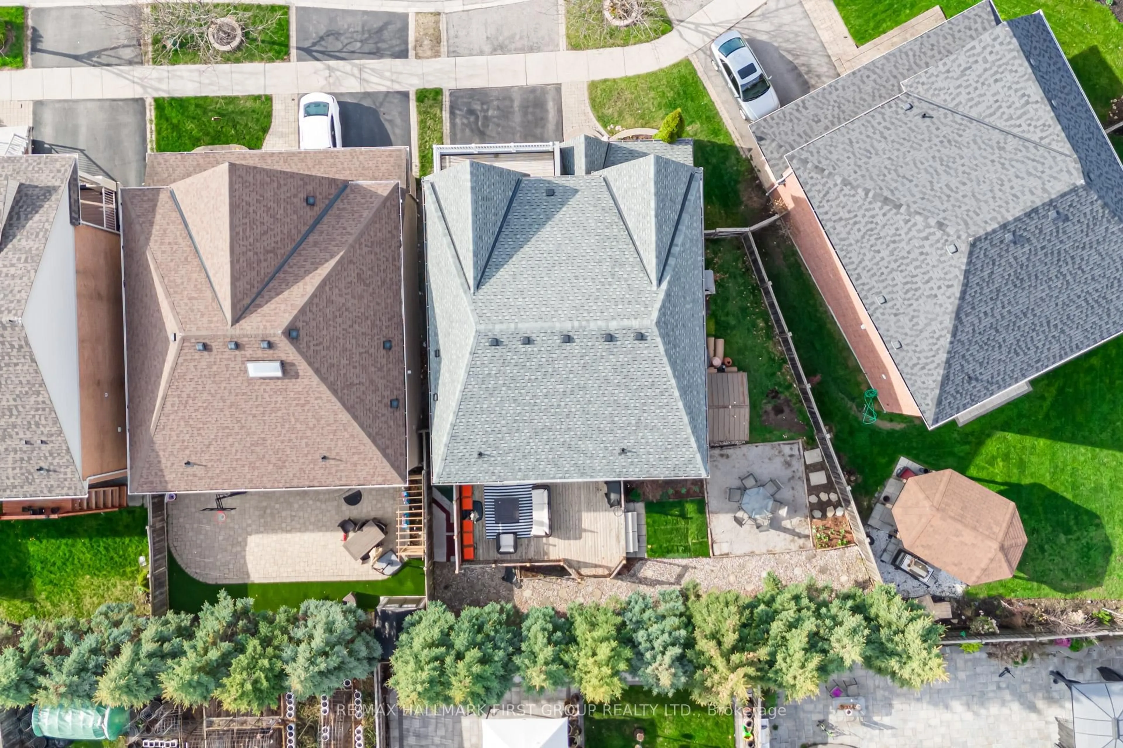 A pic from outside/outdoor area/front of a property/back of a property/a pic from drone, street for 74 Brandwood Sq, Ajax Ontario L1Z 2B9