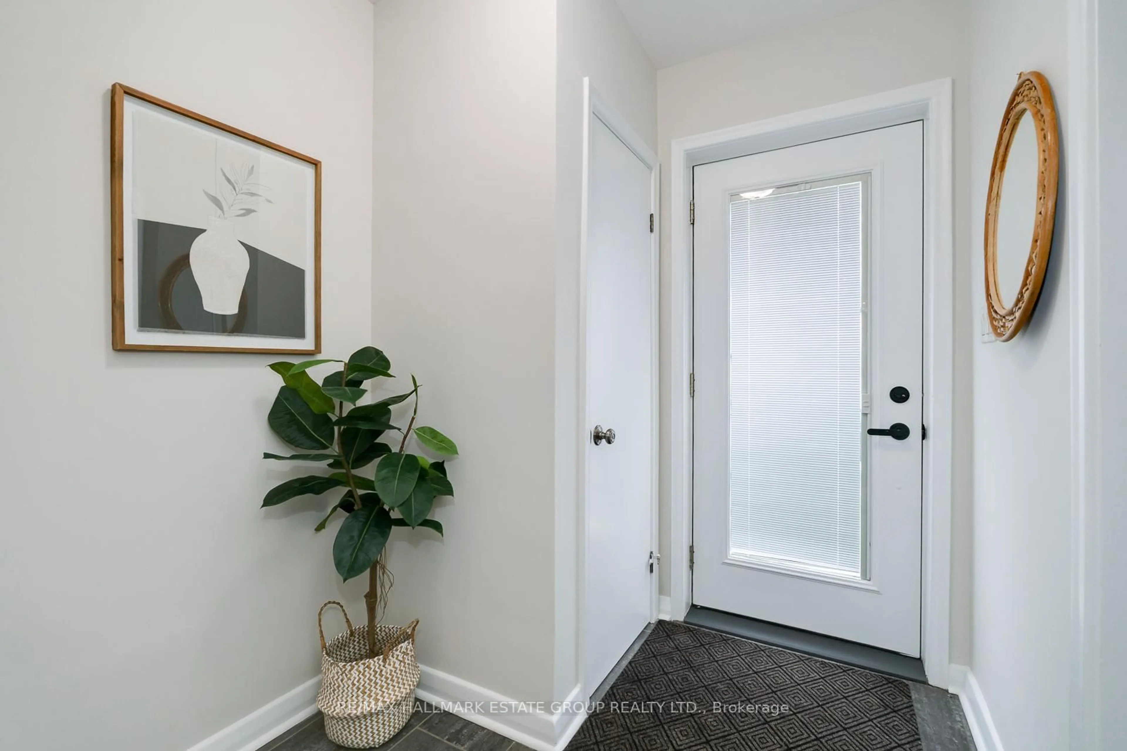Indoor entryway for 279 Hiawatha Rd, Toronto Ontario M4L 2Y3