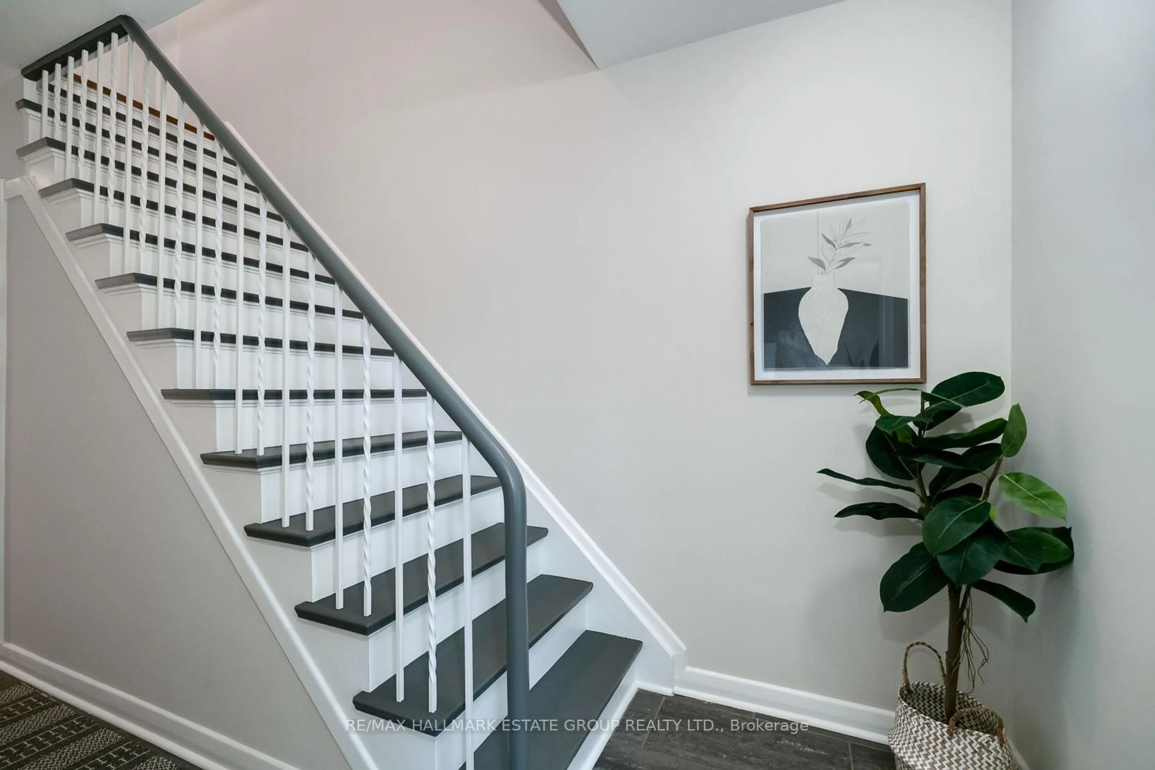 Stairs for 279 Hiawatha Rd, Toronto Ontario M4L 2Y3