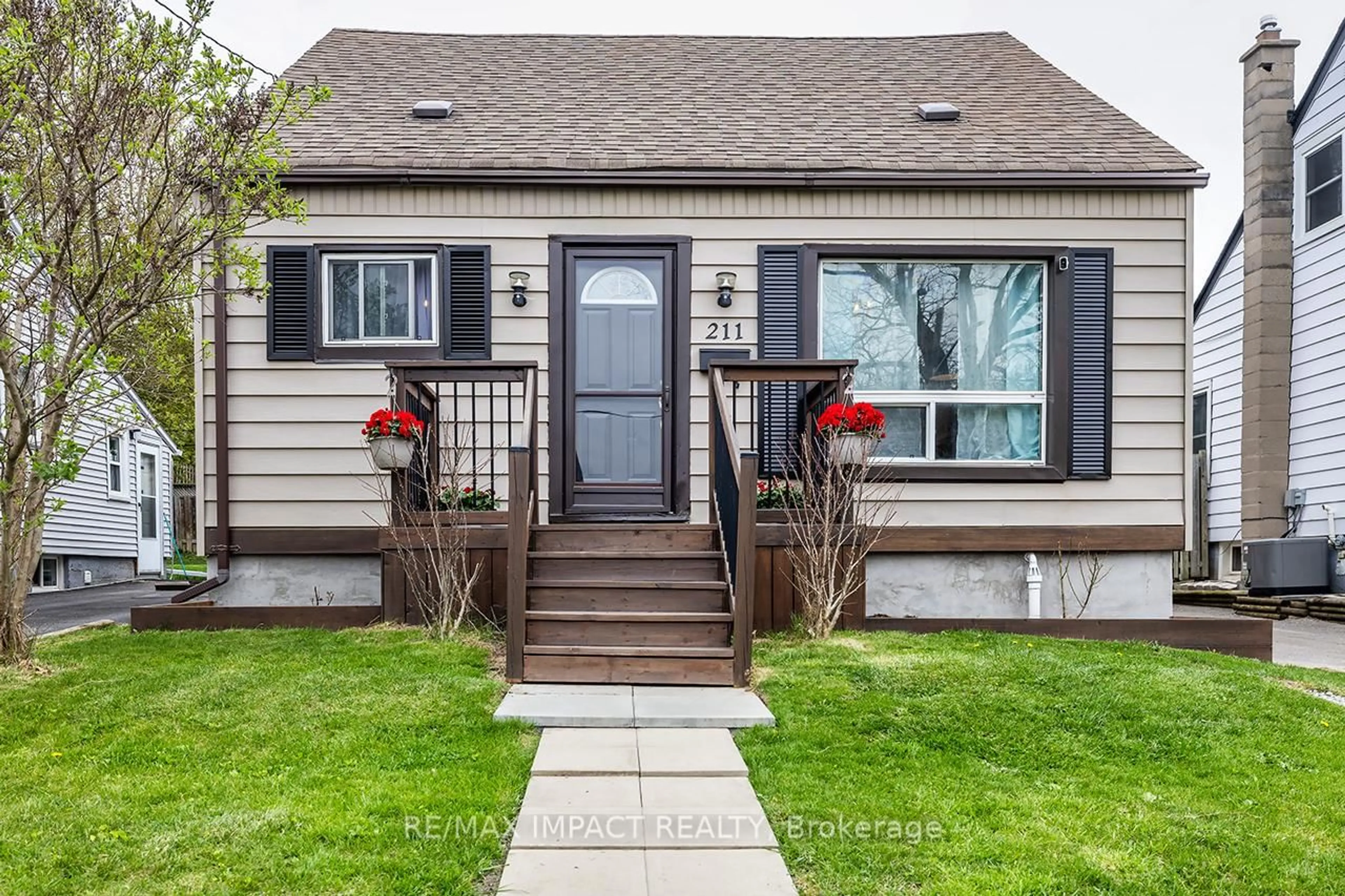 Home with vinyl exterior material, street for 211 James St, Oshawa Ontario L1H 4Y4