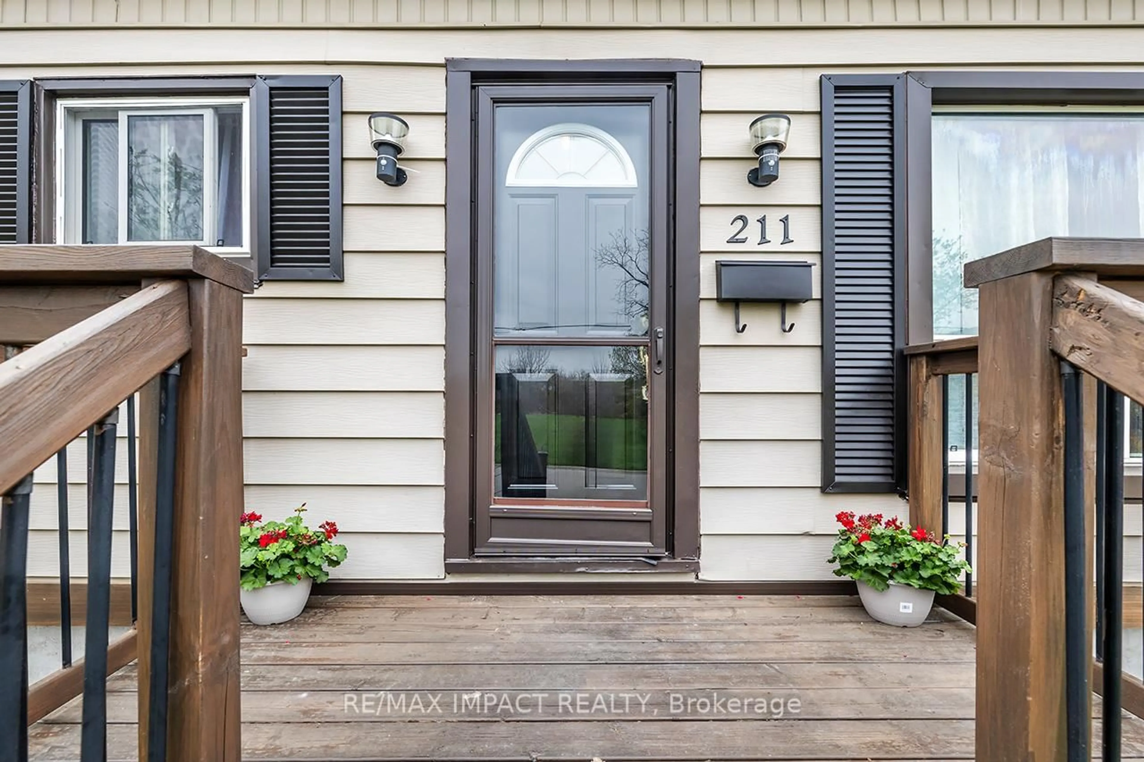 Indoor entryway for 211 James St, Oshawa Ontario L1H 4Y4