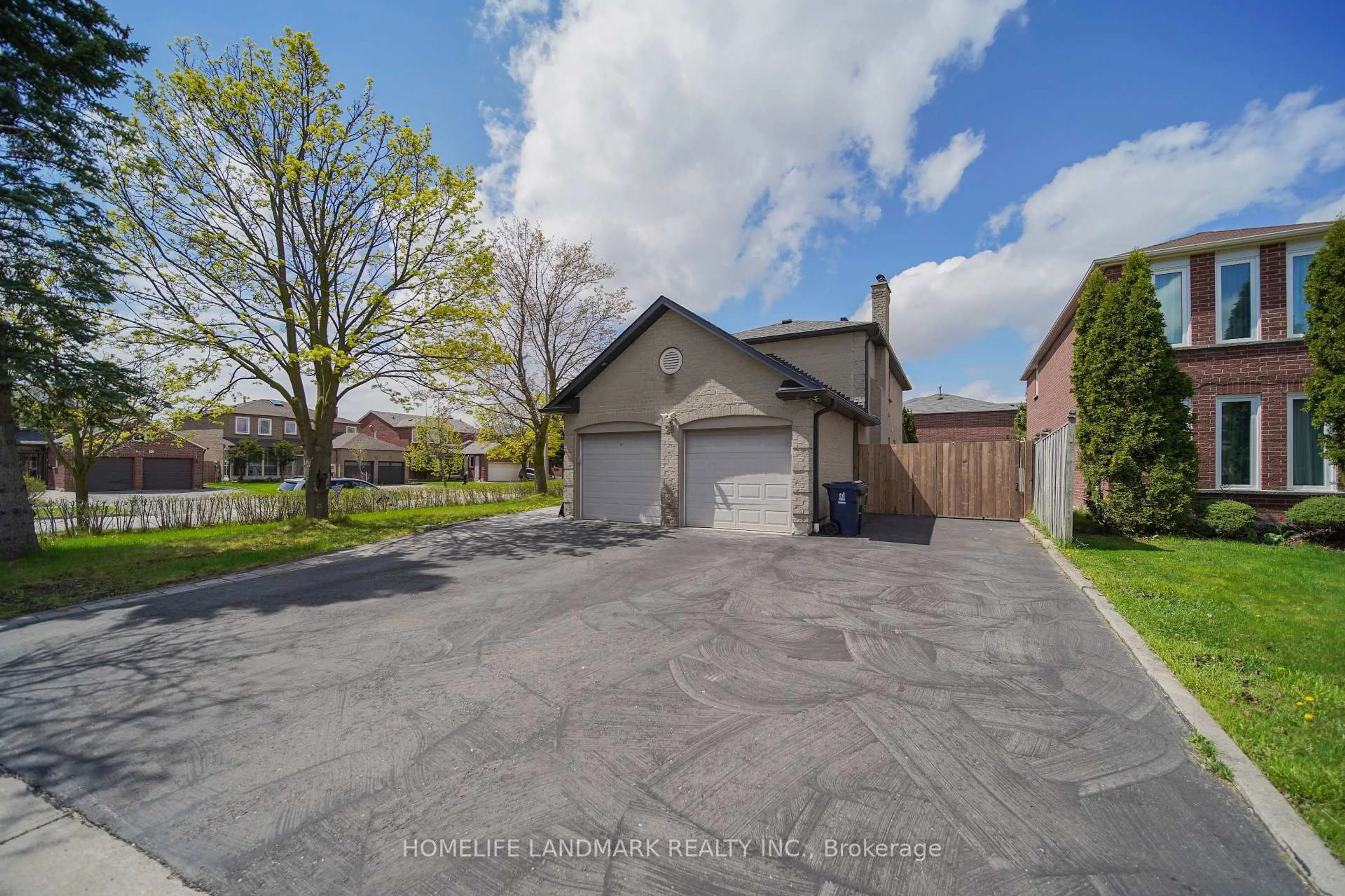 A pic from outside/outdoor area/front of a property/back of a property/a pic from drone, street for 28 Eagledance Dr, Toronto Ontario M1V 4J9
