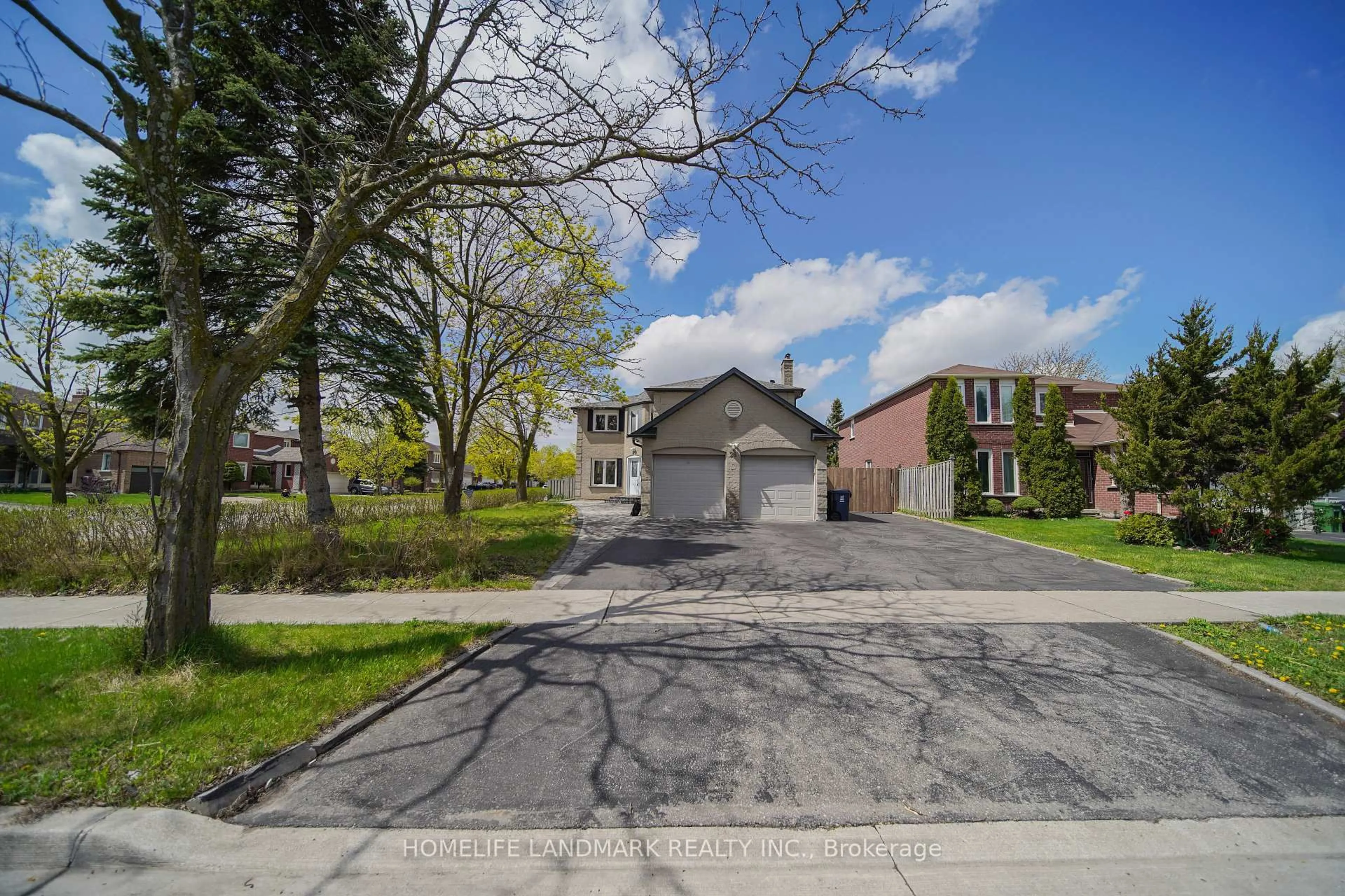 A pic from outside/outdoor area/front of a property/back of a property/a pic from drone, street for 28 Eagledance Dr, Toronto Ontario M1V 4J9