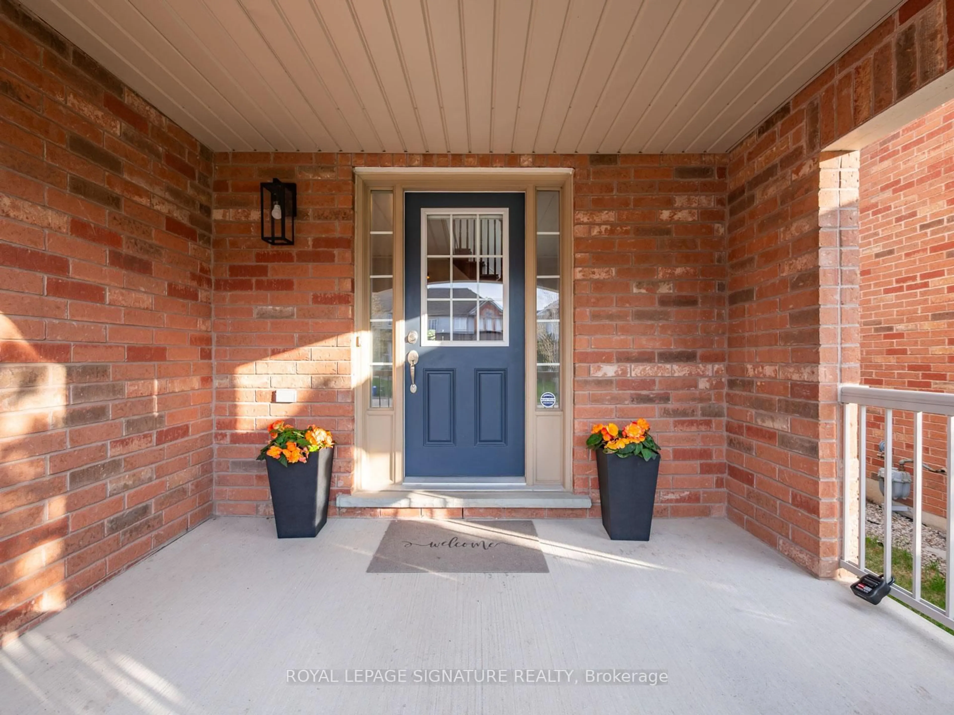 Indoor entryway for 37 Dewell Cres, Clarington Ontario L1E 0B8