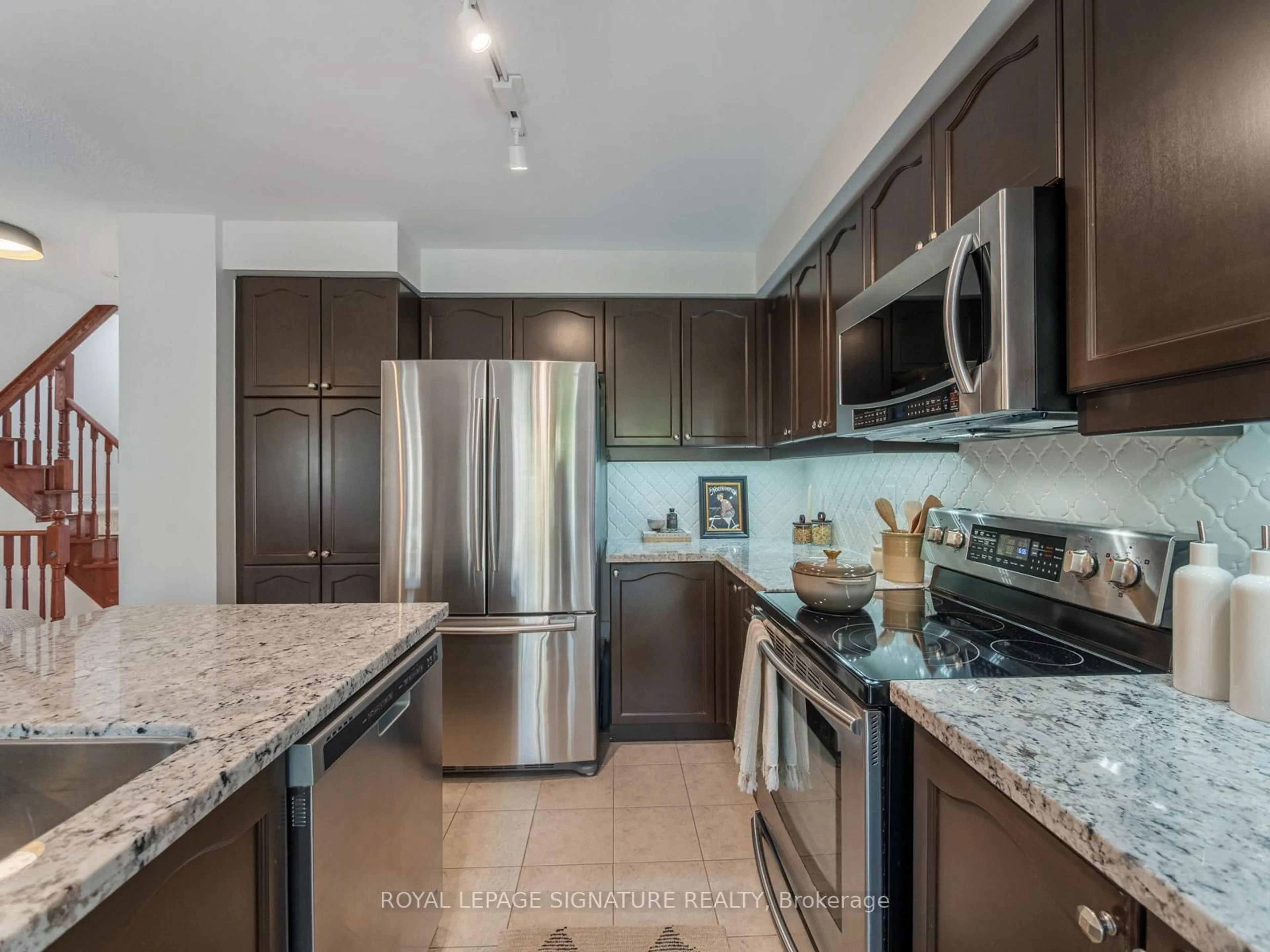 Open concept kitchen, ceramic/tile floor for 37 Dewell Cres, Clarington Ontario L1E 0B8