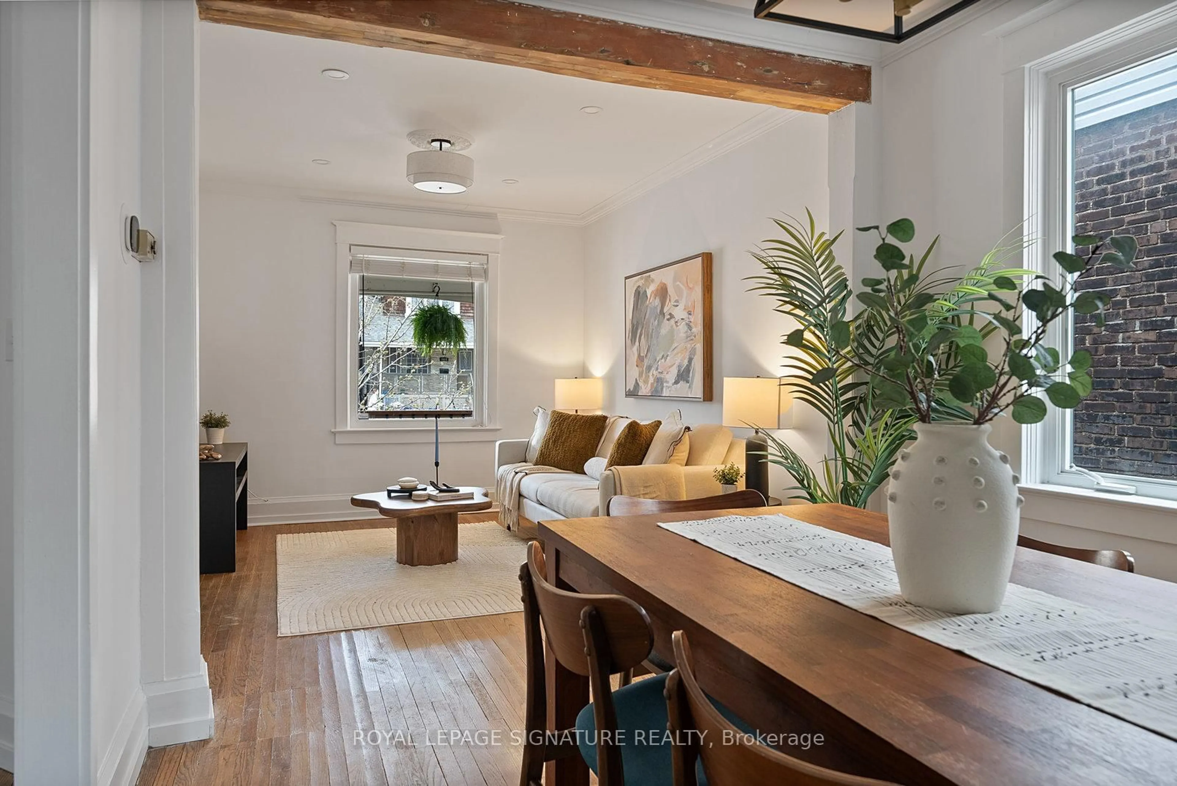 Unknown for 2043 Gerrard St, Toronto Ontario M4E 2B3